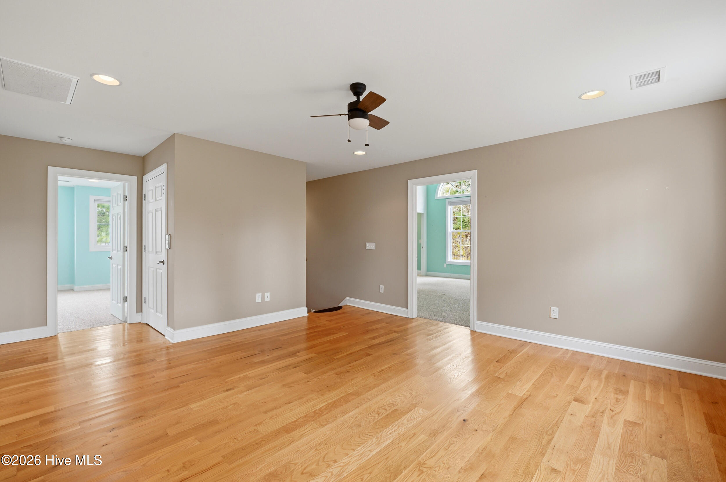 100566380 | Photo 33