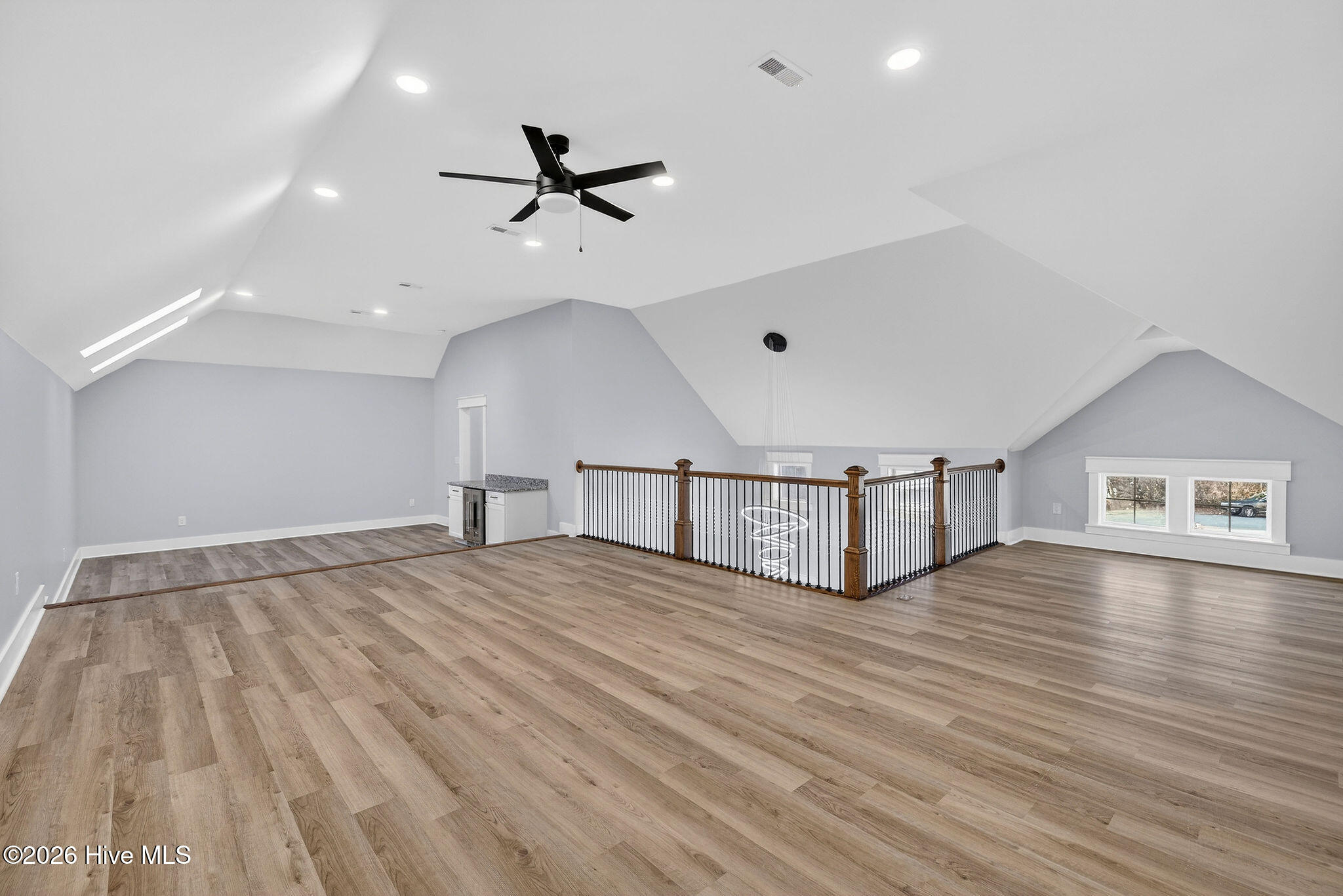 100548792 | Photo 65