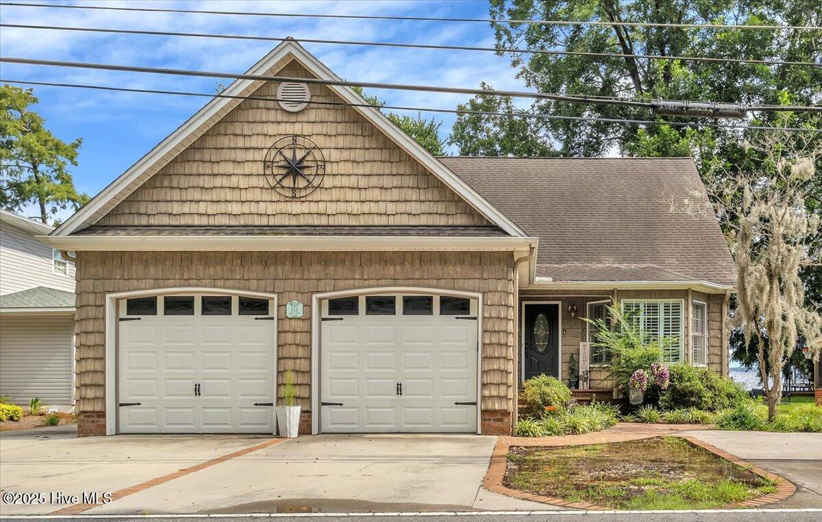 Homes for sale in Lake Waccamaw, NC | 814 Canal Cove Rd, Lake Waccamaw, NC 28450 | MLS# 100536195