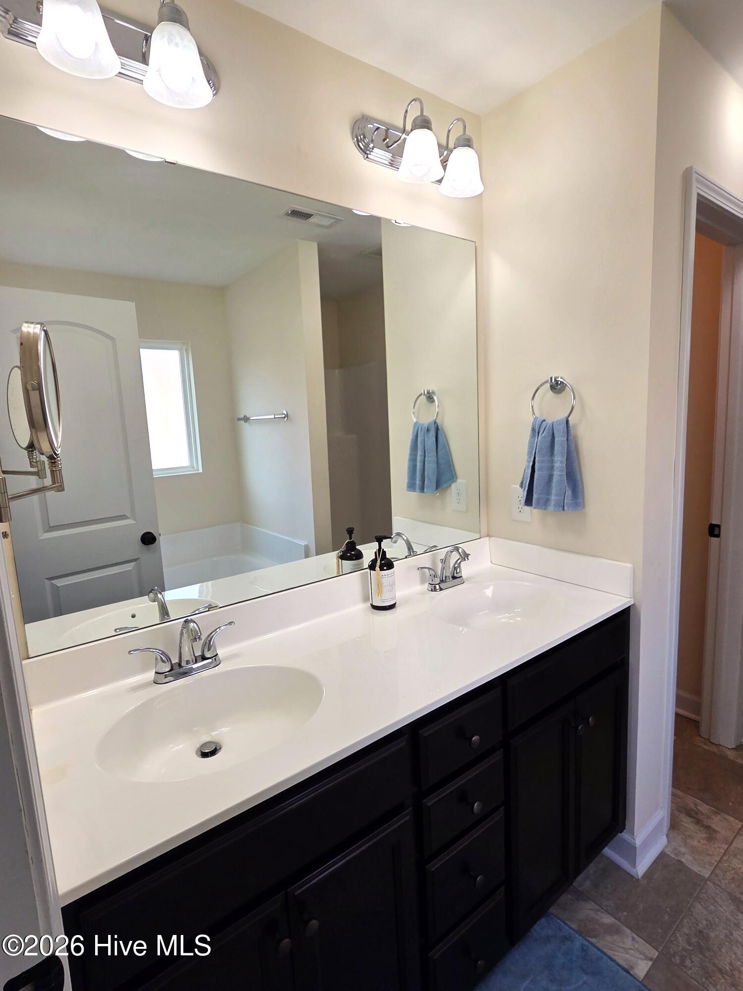 100527843 | Photo 36