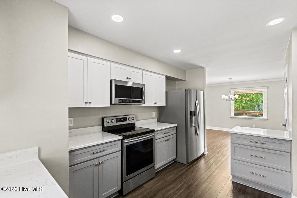 100570465 | Photo 16