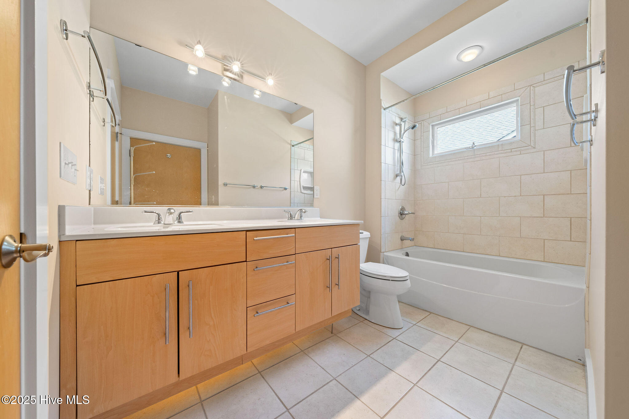 100516292 | Photo 32