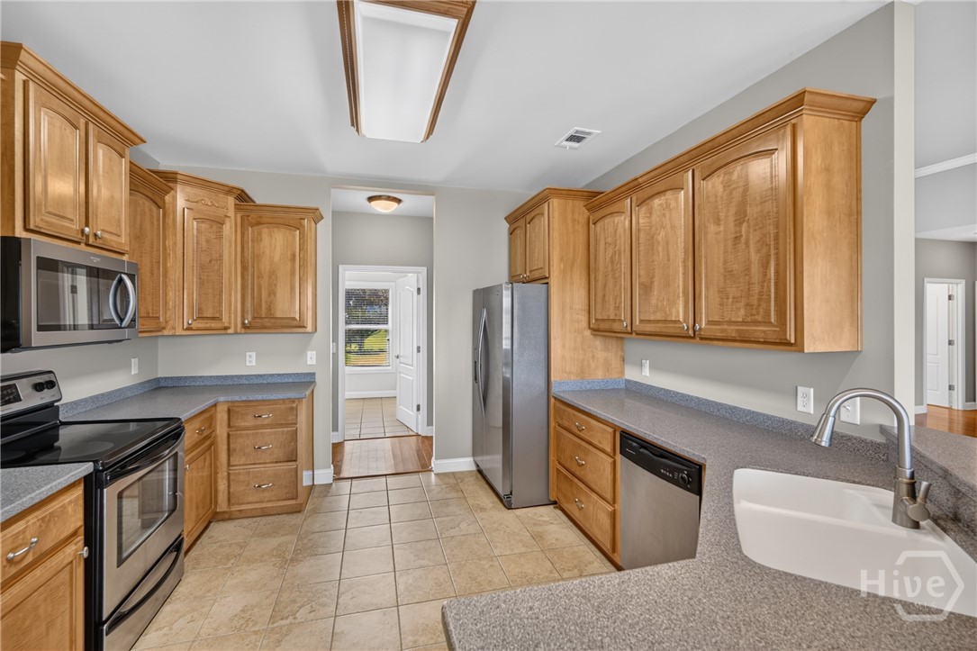 Open concept to enjoy company and the coastal views.