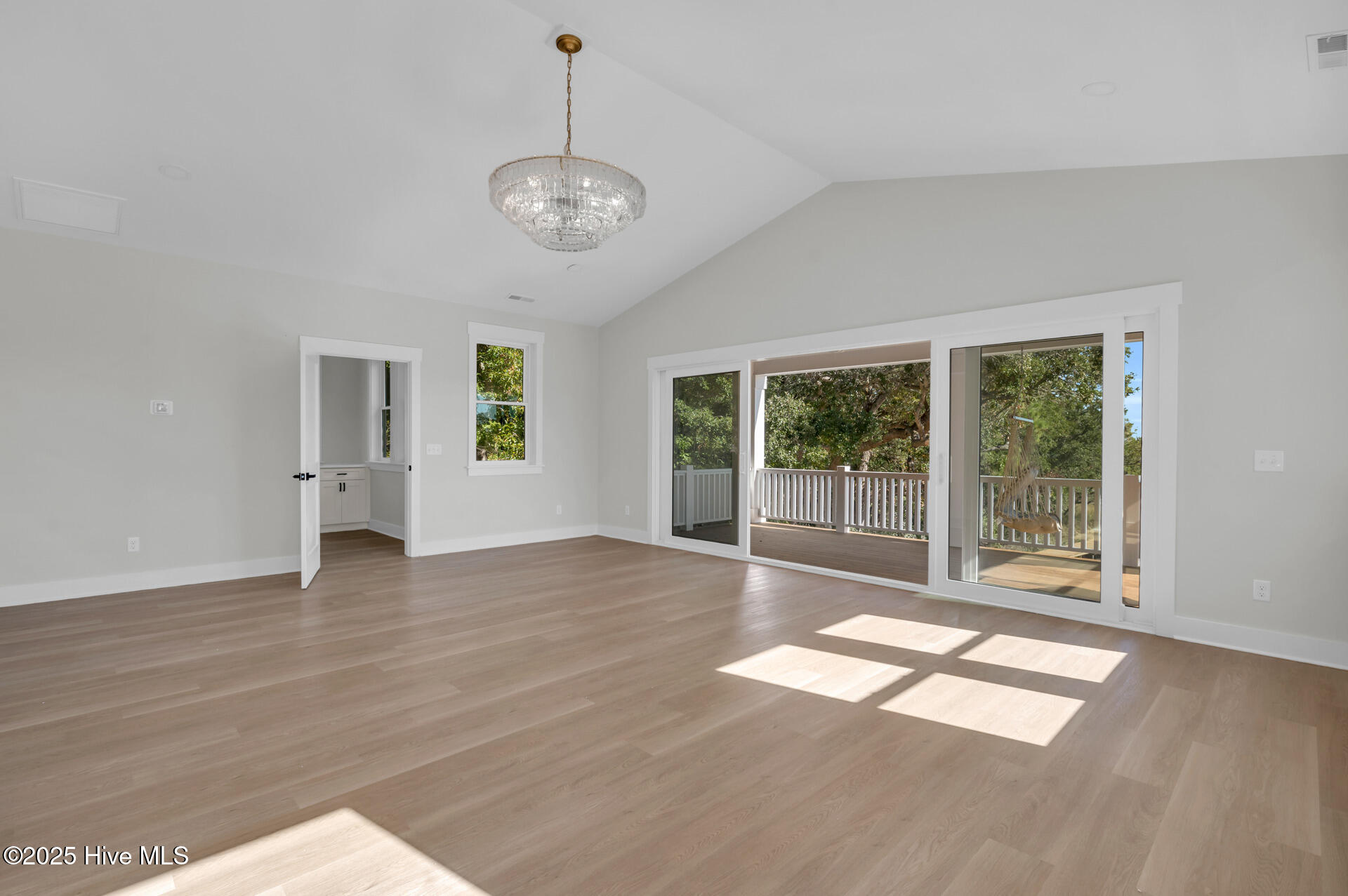 100540114 | Photo 24