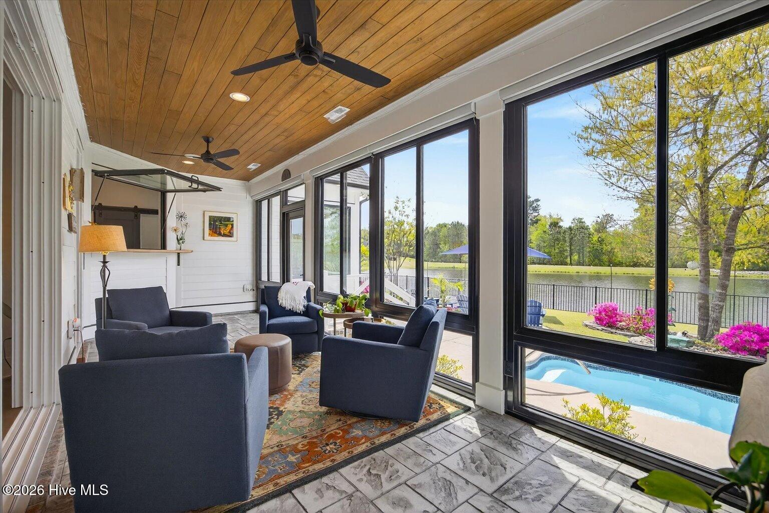 100566266 | Photo 28