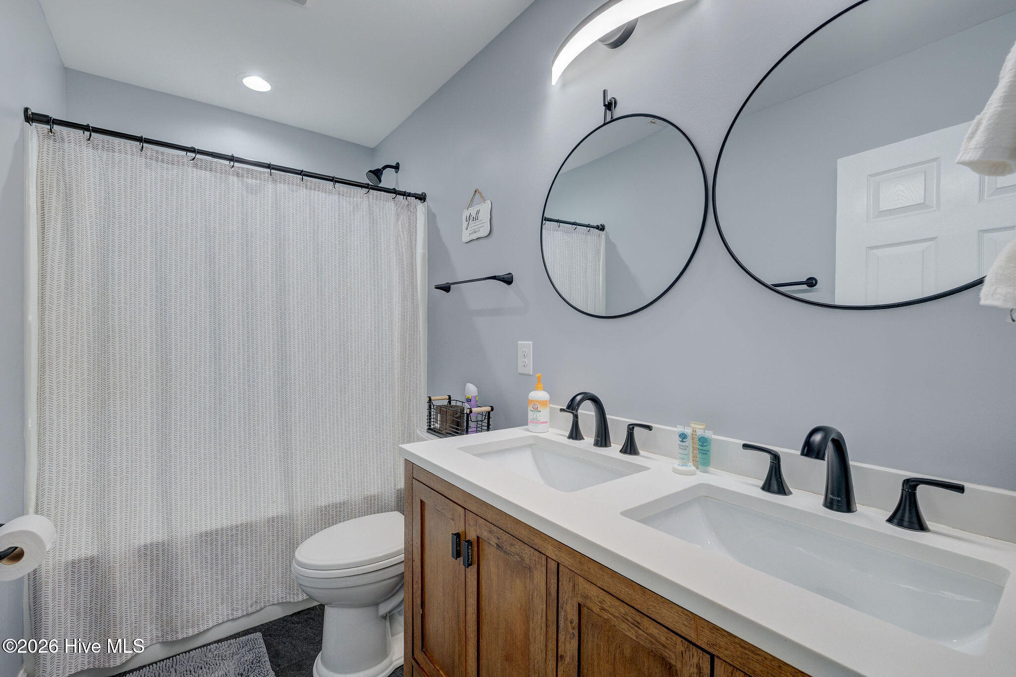 100558109 | Photo 42