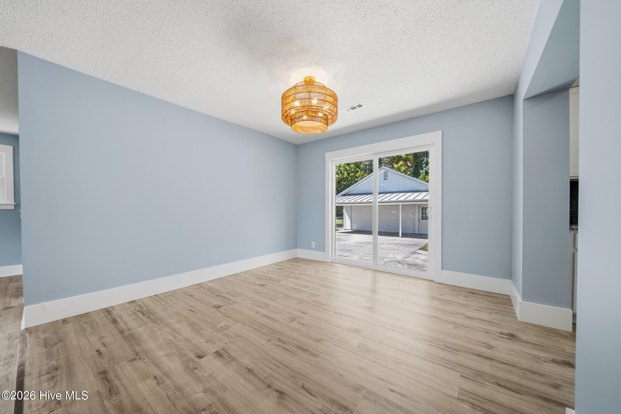 100570664 | Photo 23