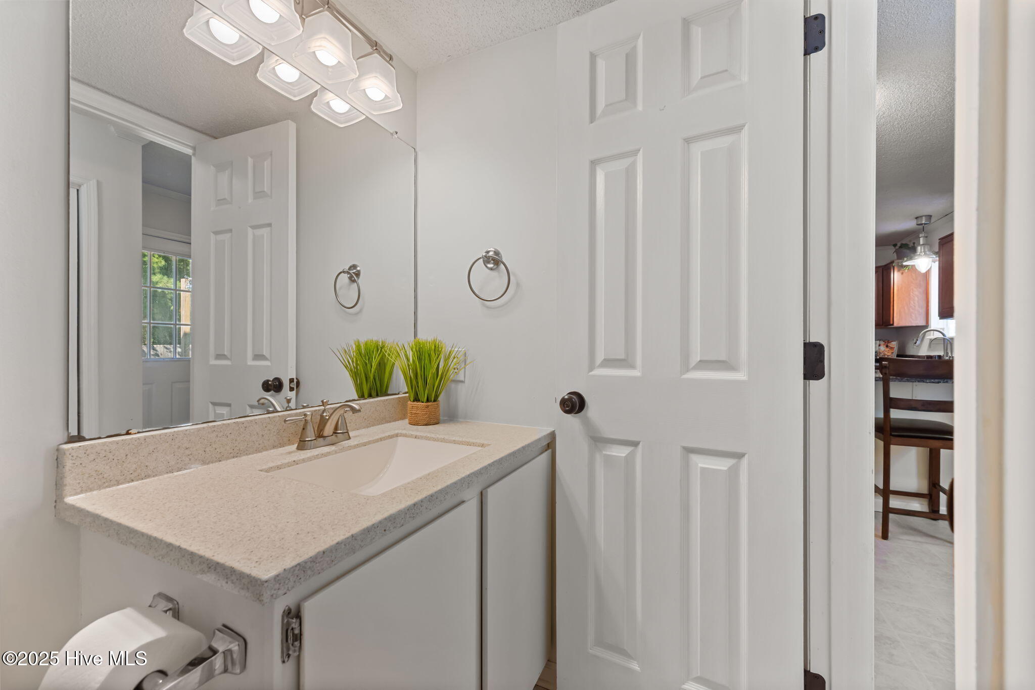 100539001 | Photo 21