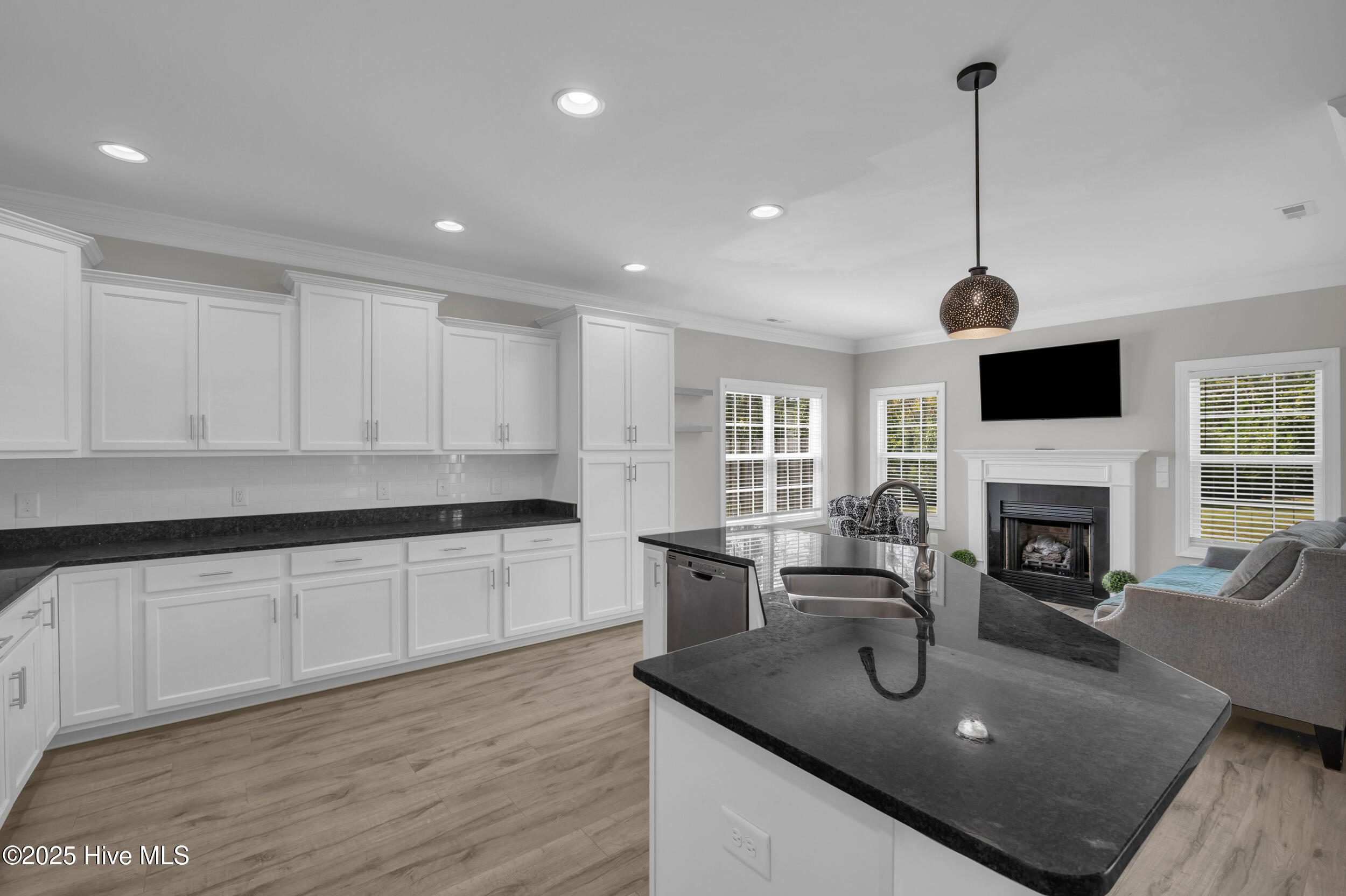 100530270 | Photo 15