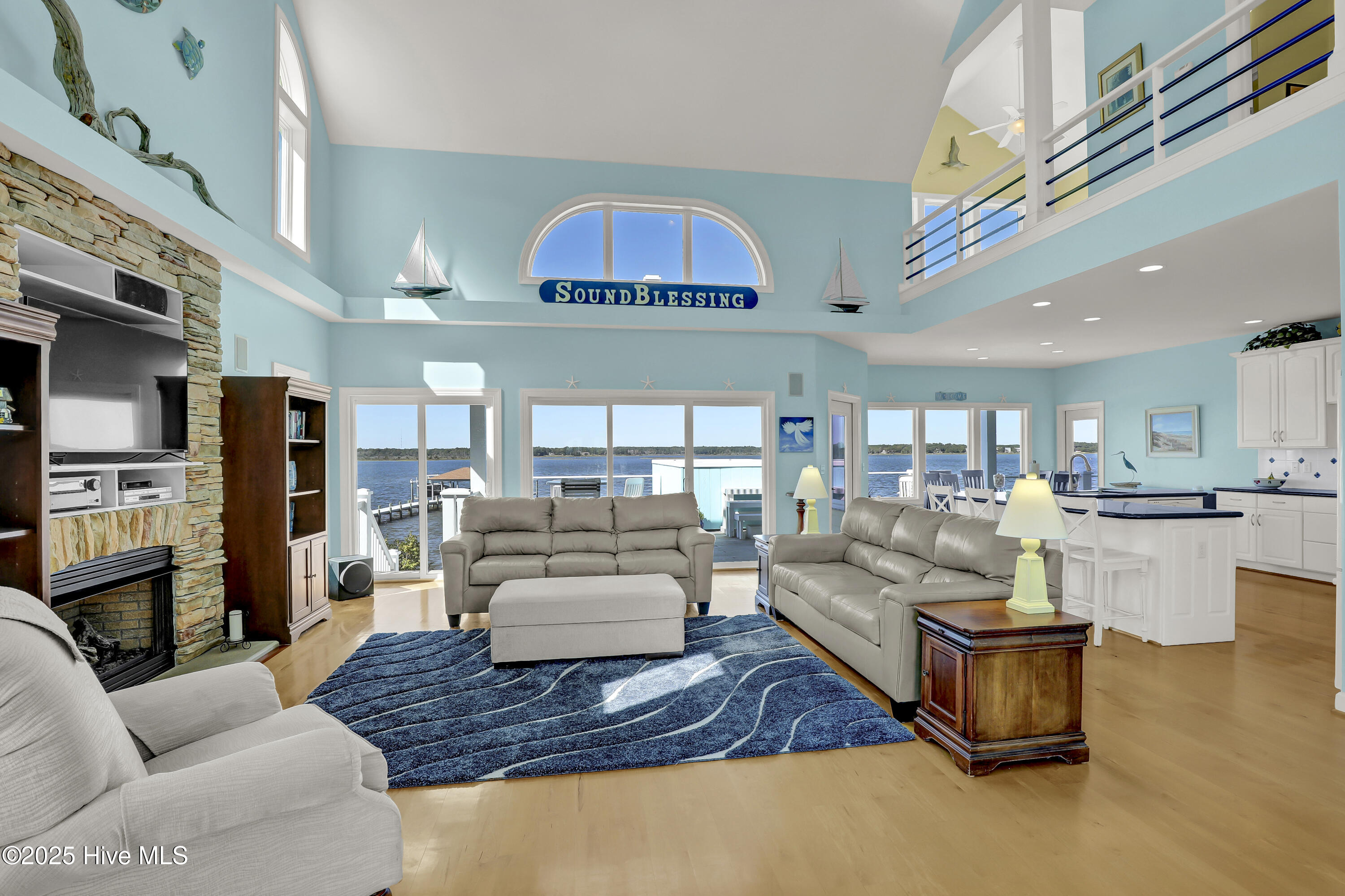 100537166 | Photo 16