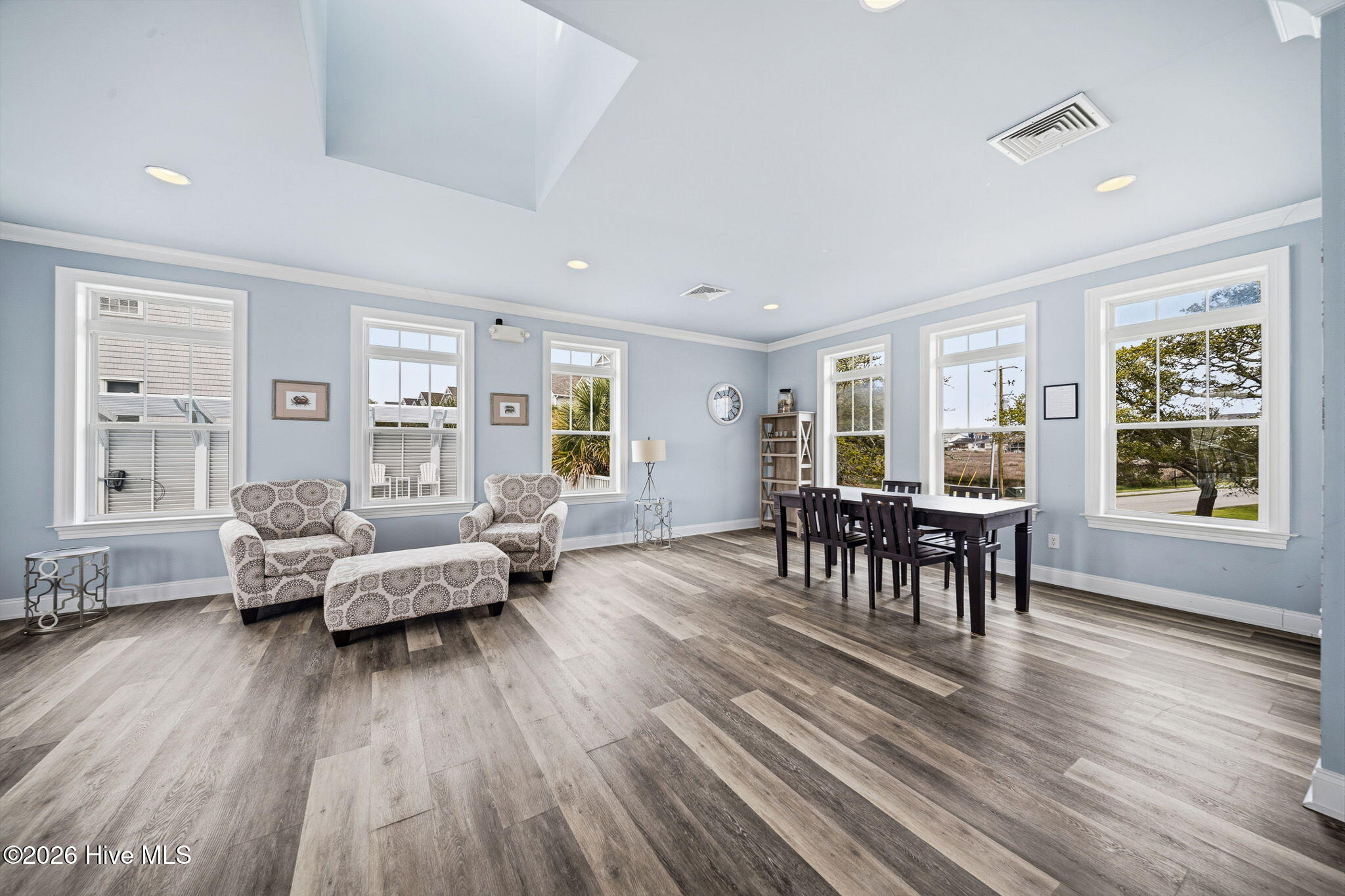 100566136 | Photo 75