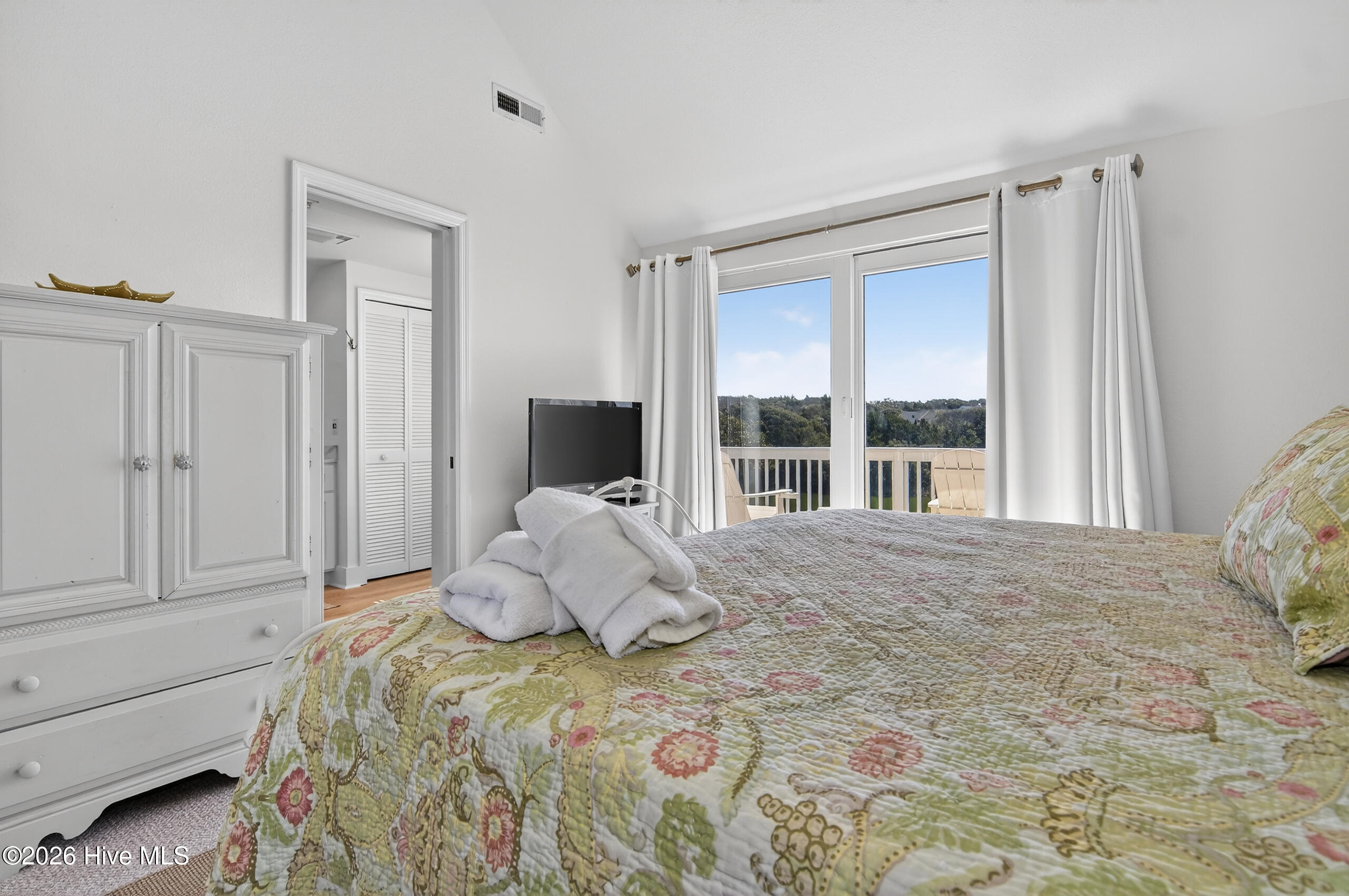 100565213 | Photo 39