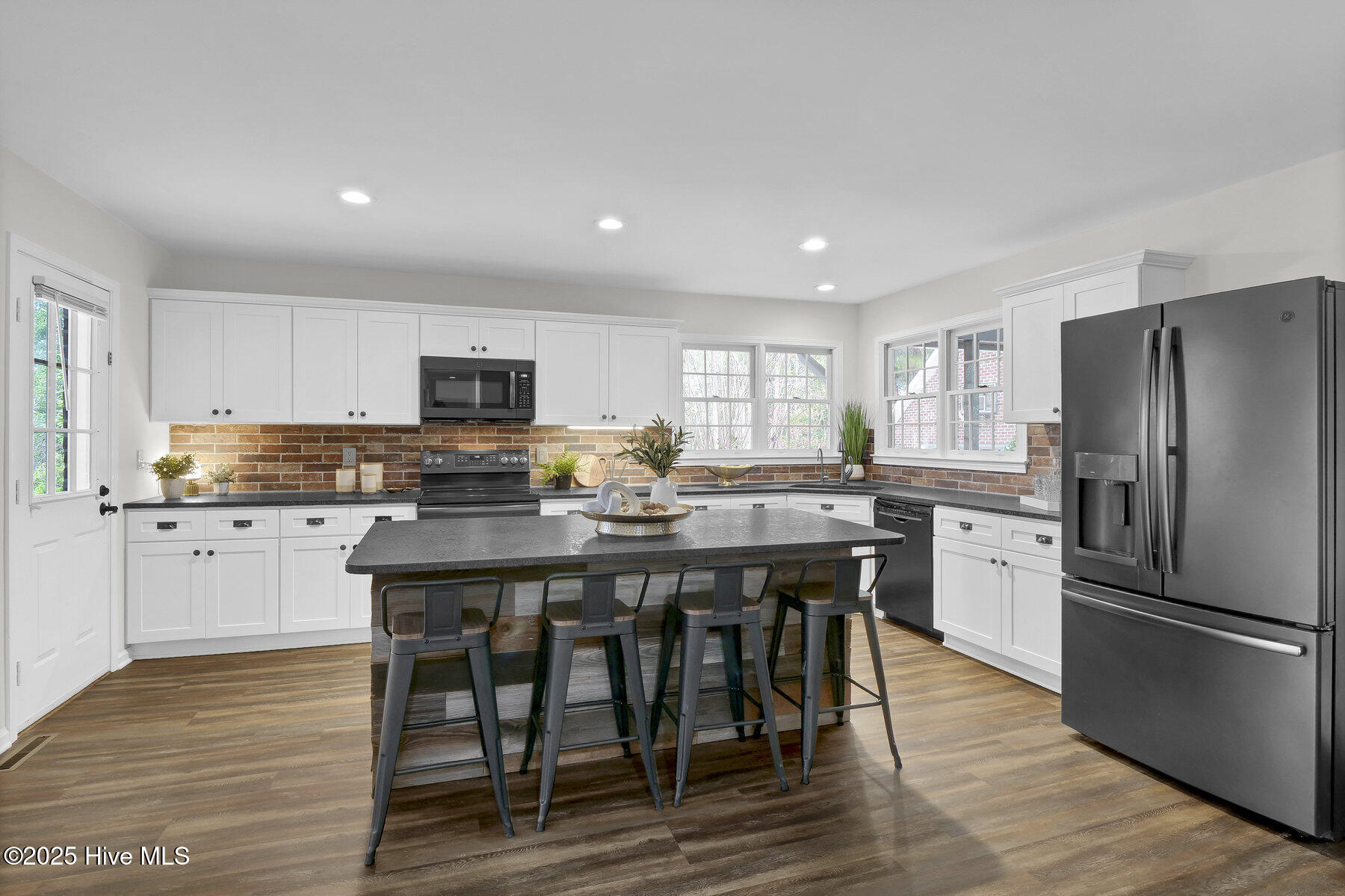 100545503 | Photo 27