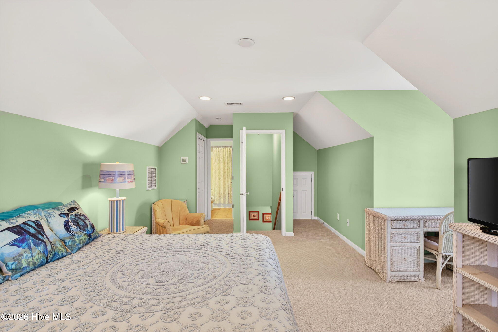 100558240 | Photo 30