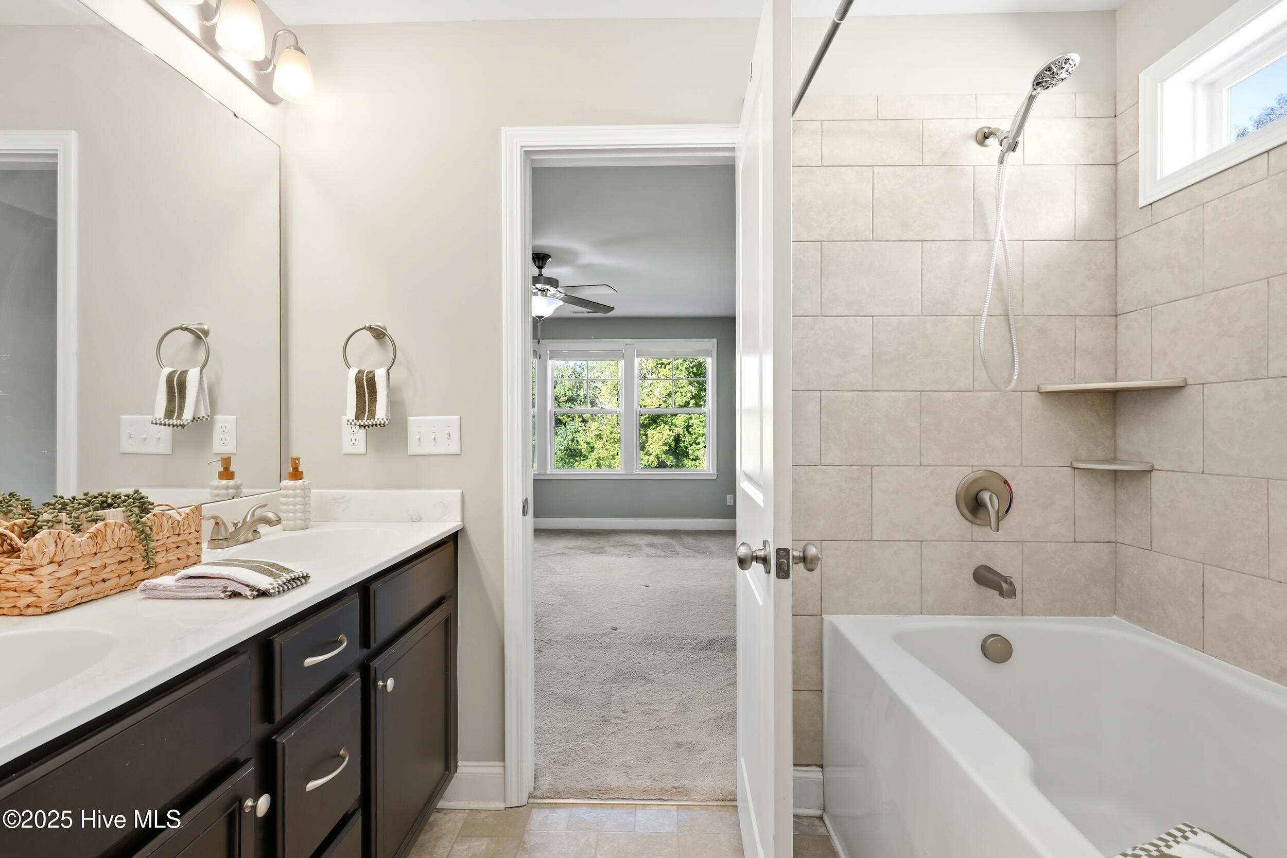 100537406 | Photo 27