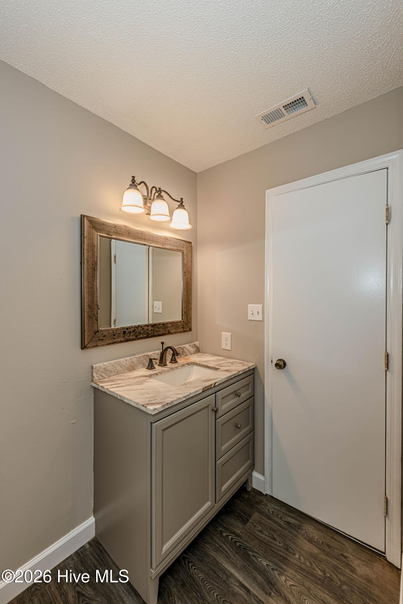 100568106 | Photo 42