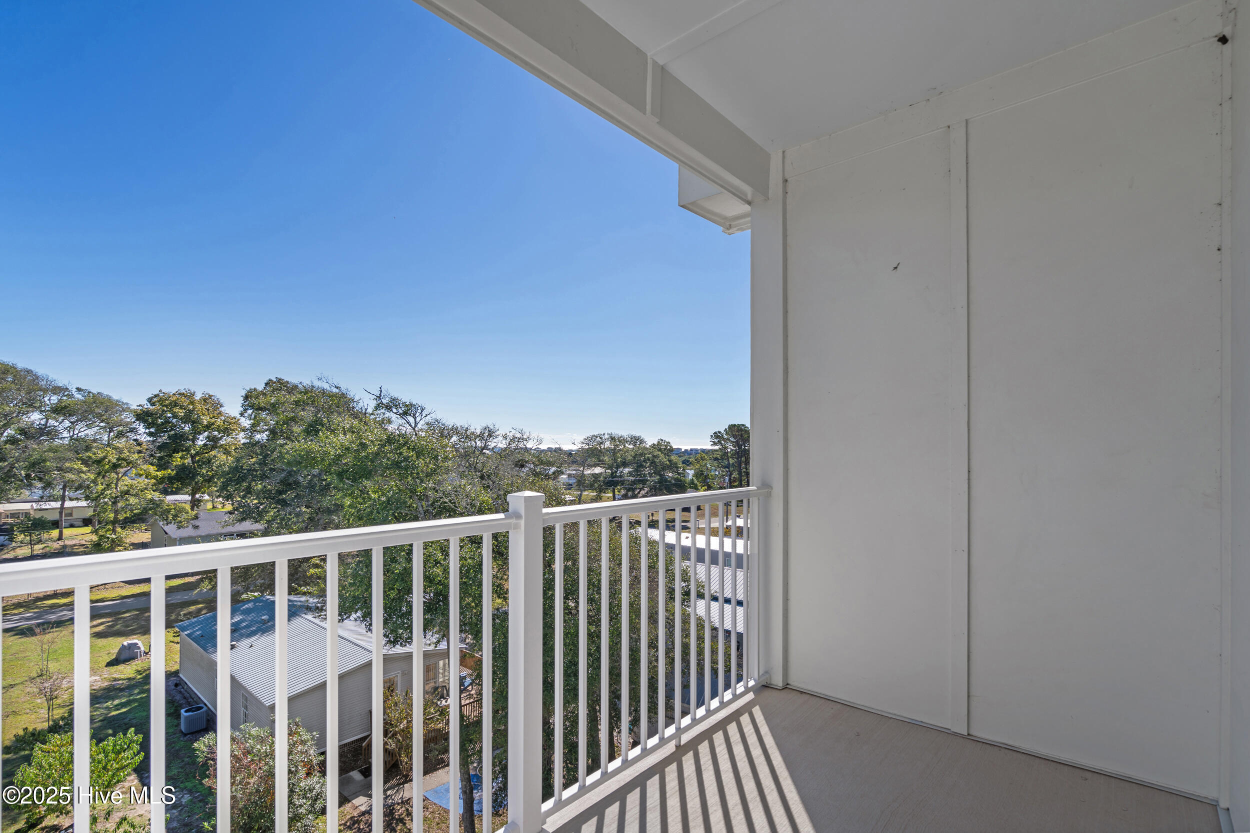 100539009 | Photo 25