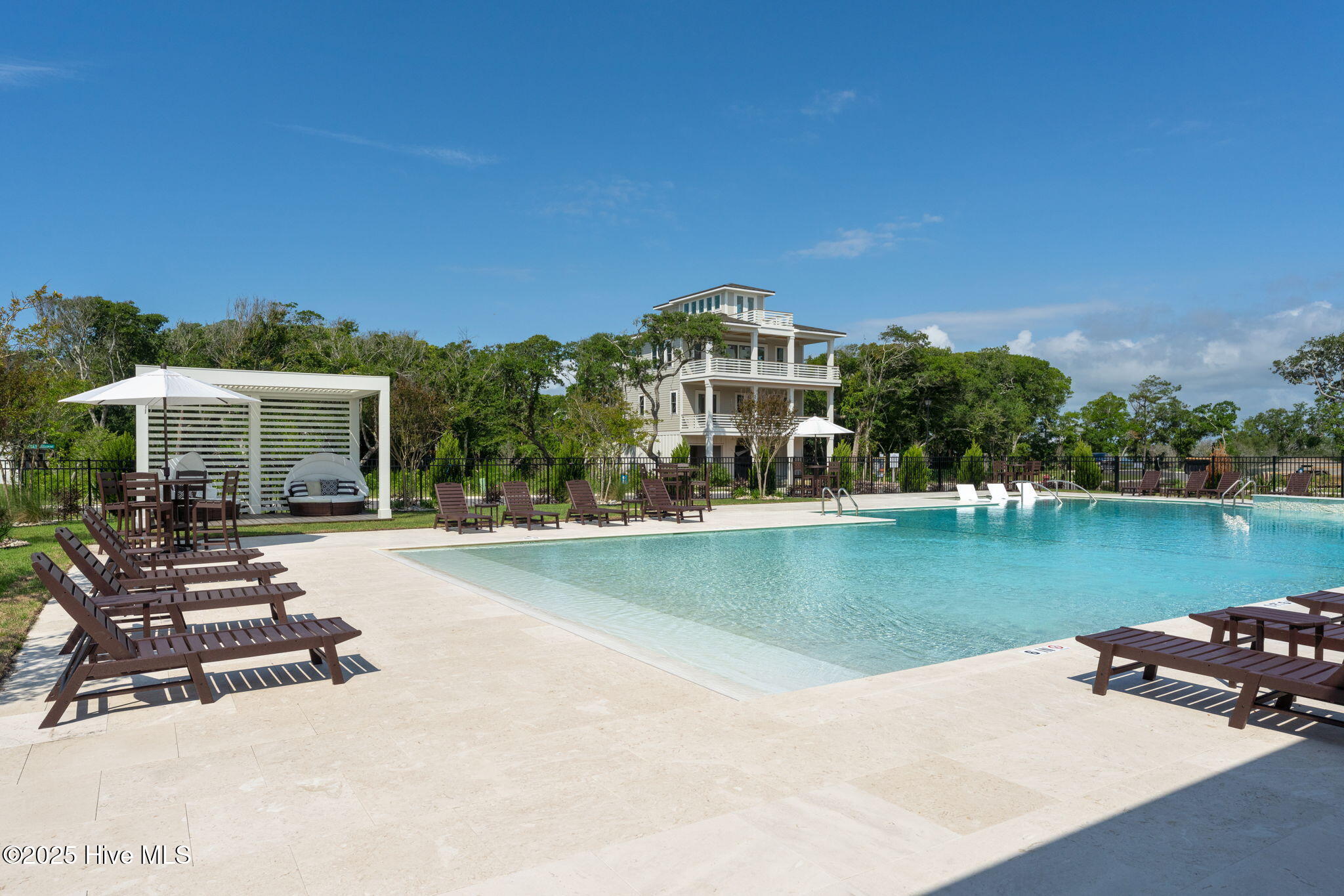 100521152 | Photo 33