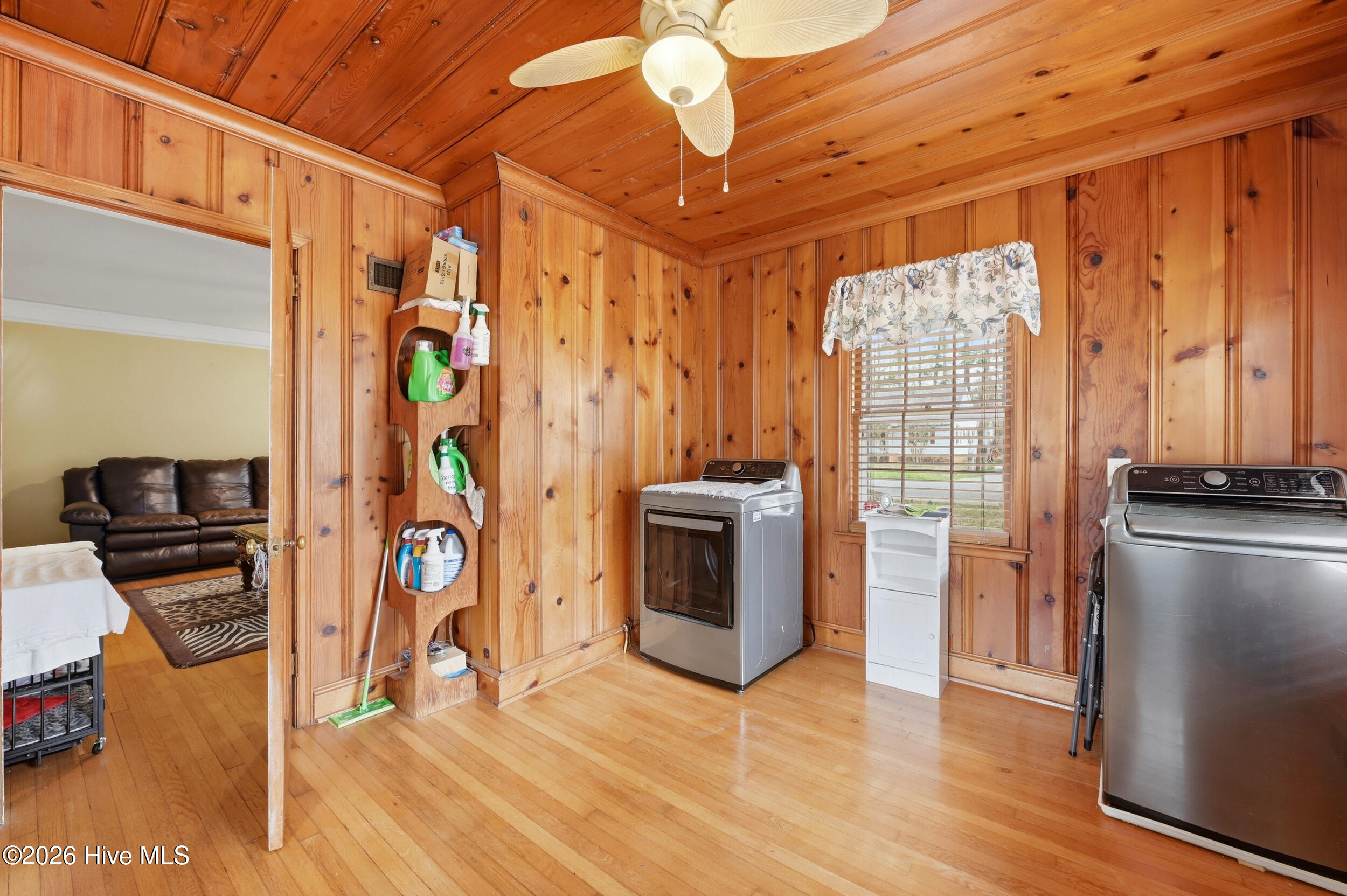 100560095 | Photo 35