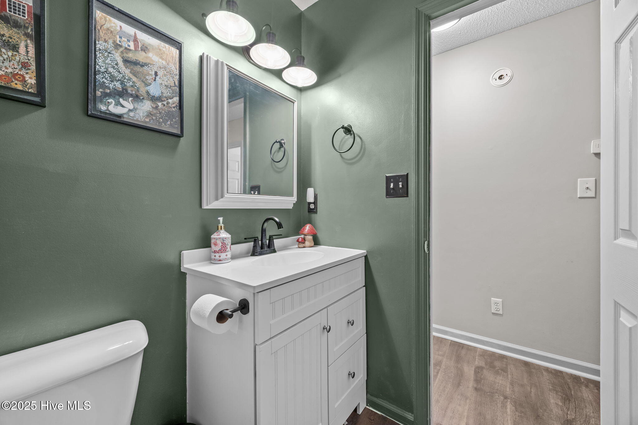 100545928 | Photo 19