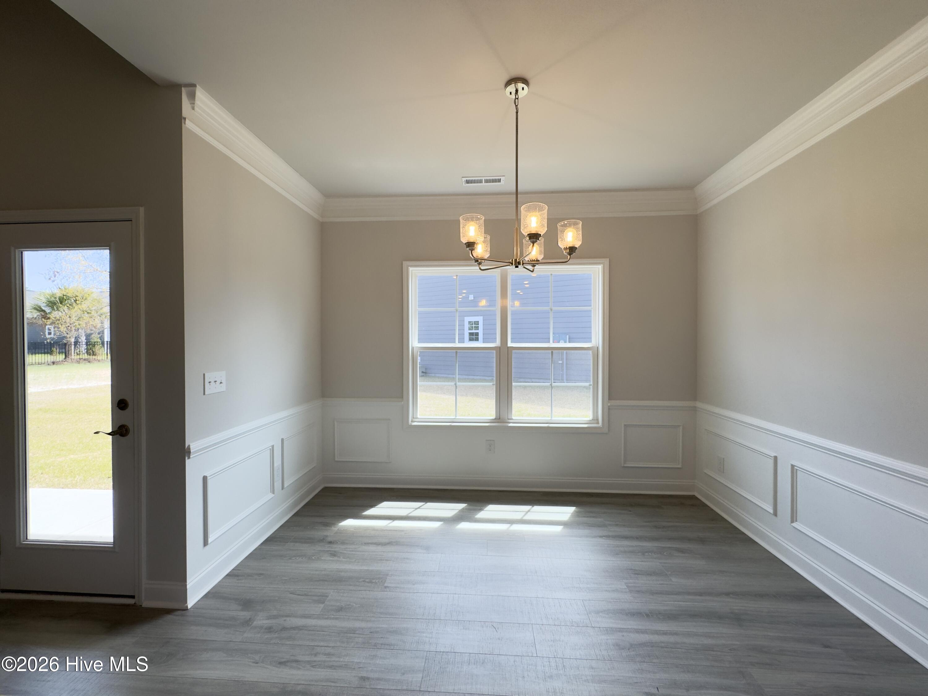 100563341 | Photo 11