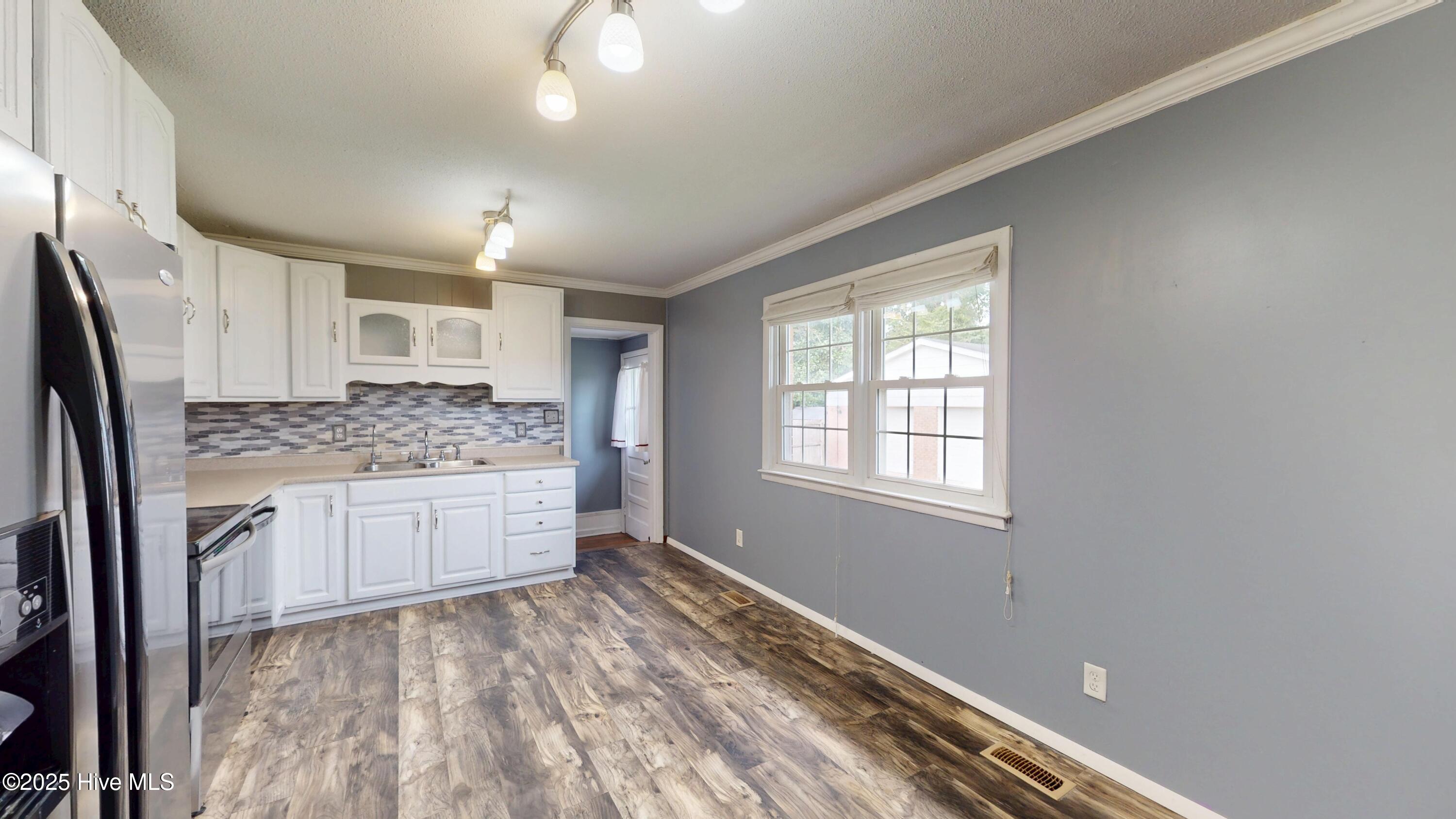1023 Oak Drive, Jacksonville, NC 28546 – photo 10: Kitchen