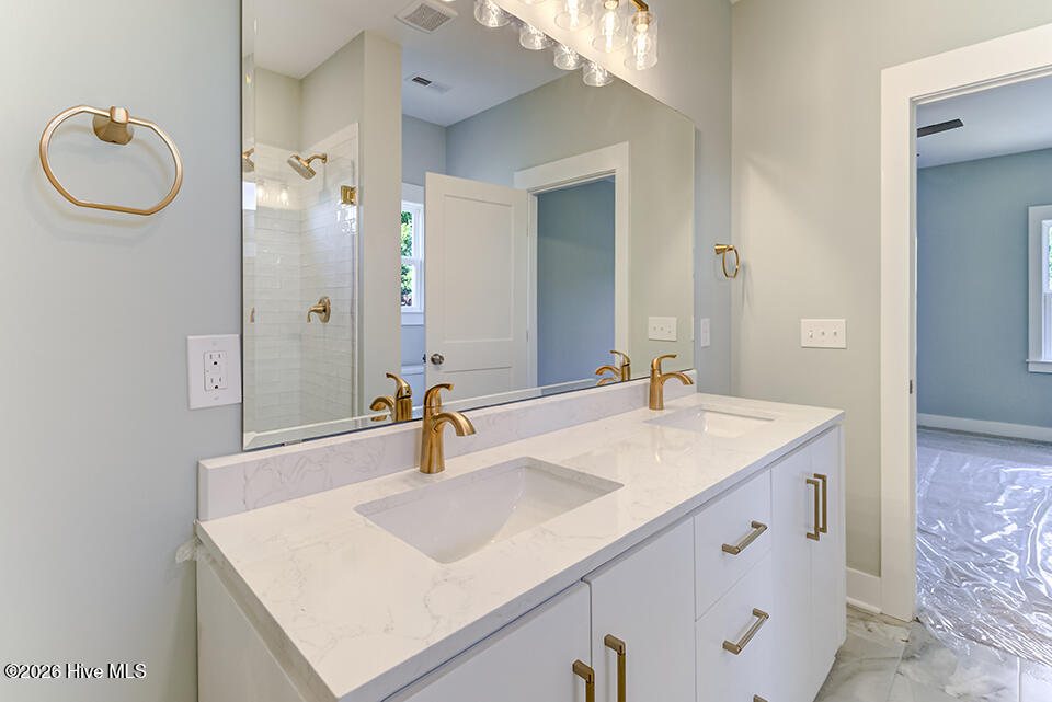 100557404 | Photo 11