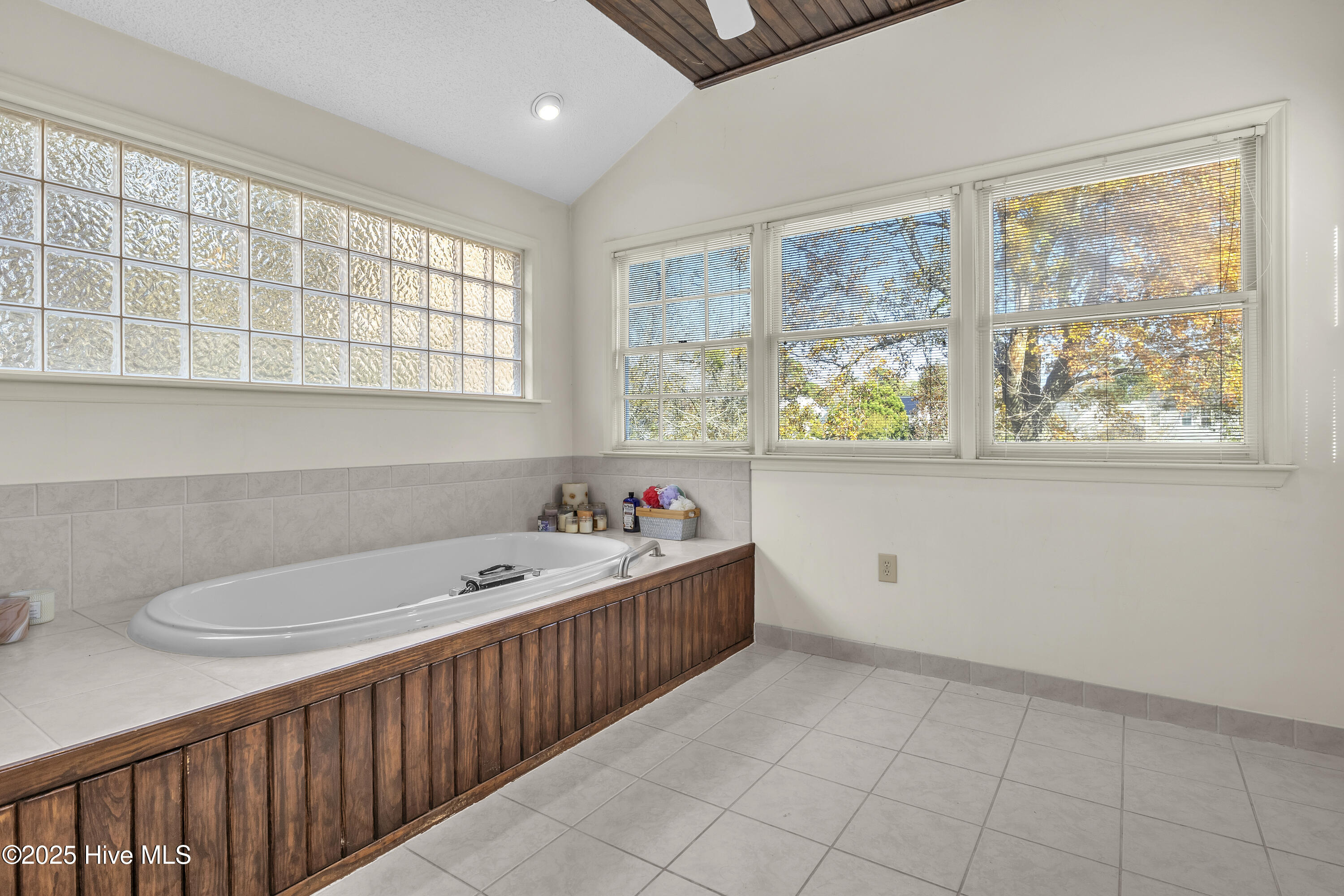 100480579 | Photo 27