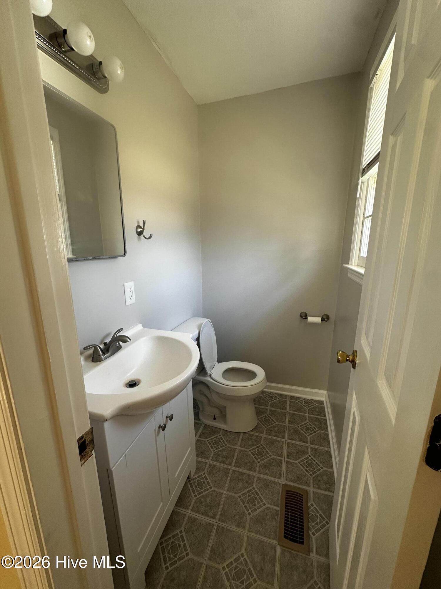 100557350 | Photo 10