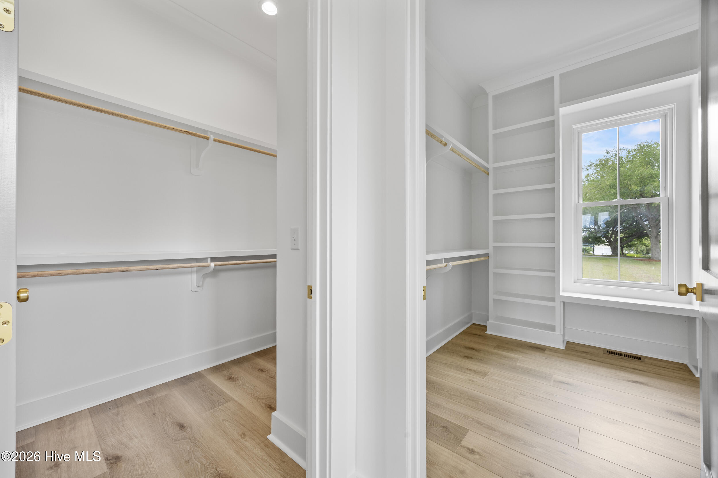 100570401 | Photo 17