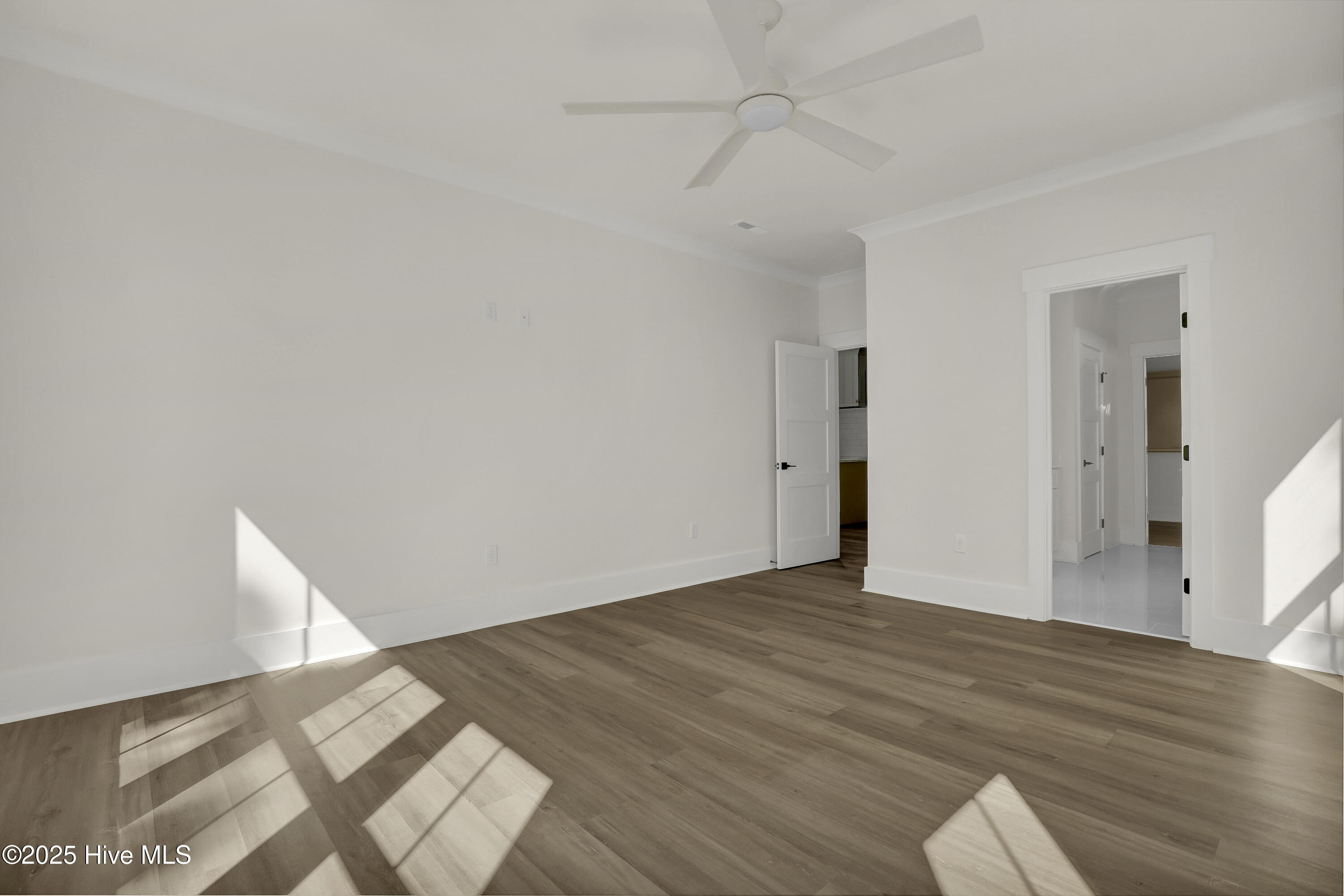 100536575 | Photo 13