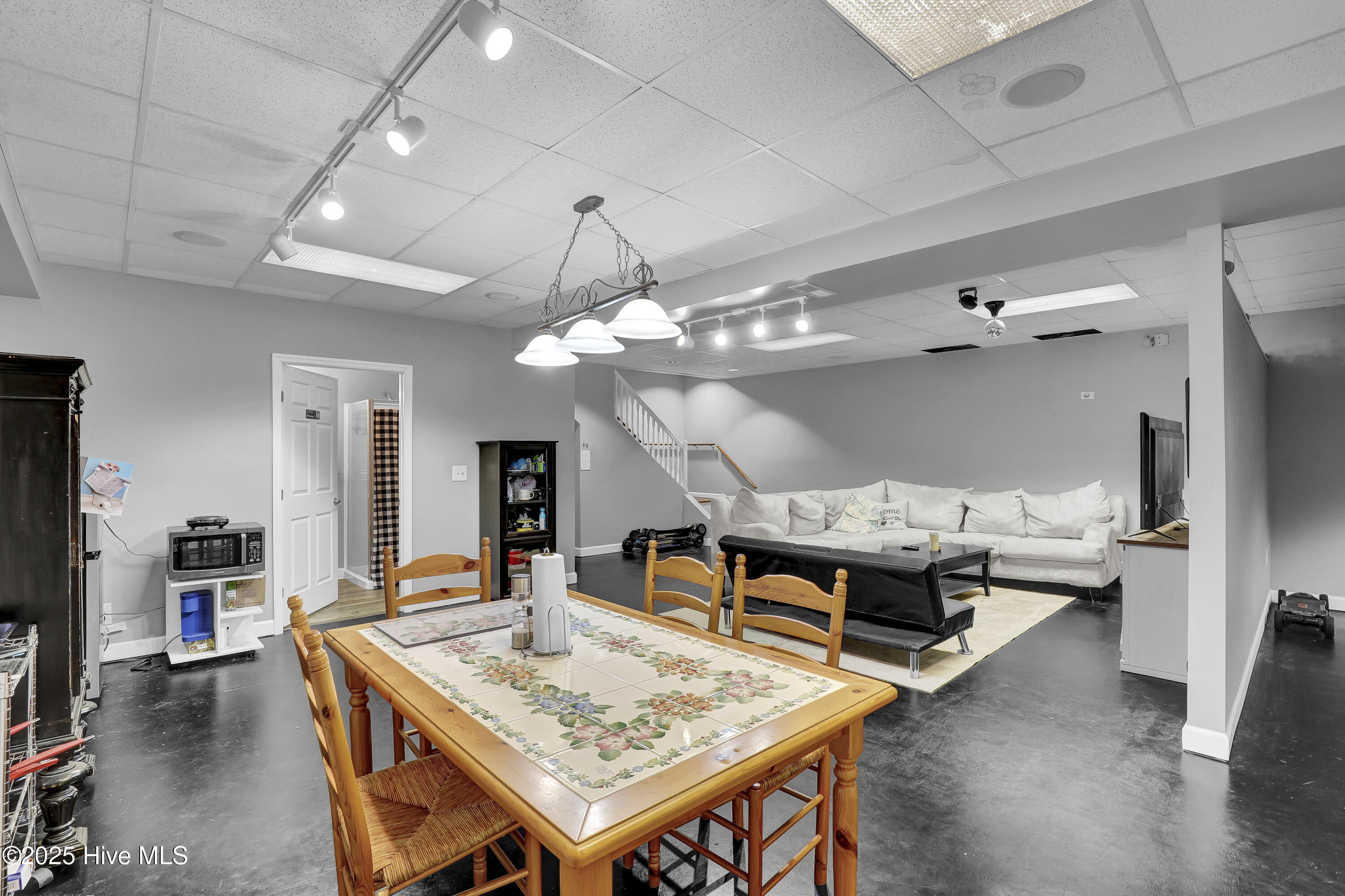 100525389 | Photo 29