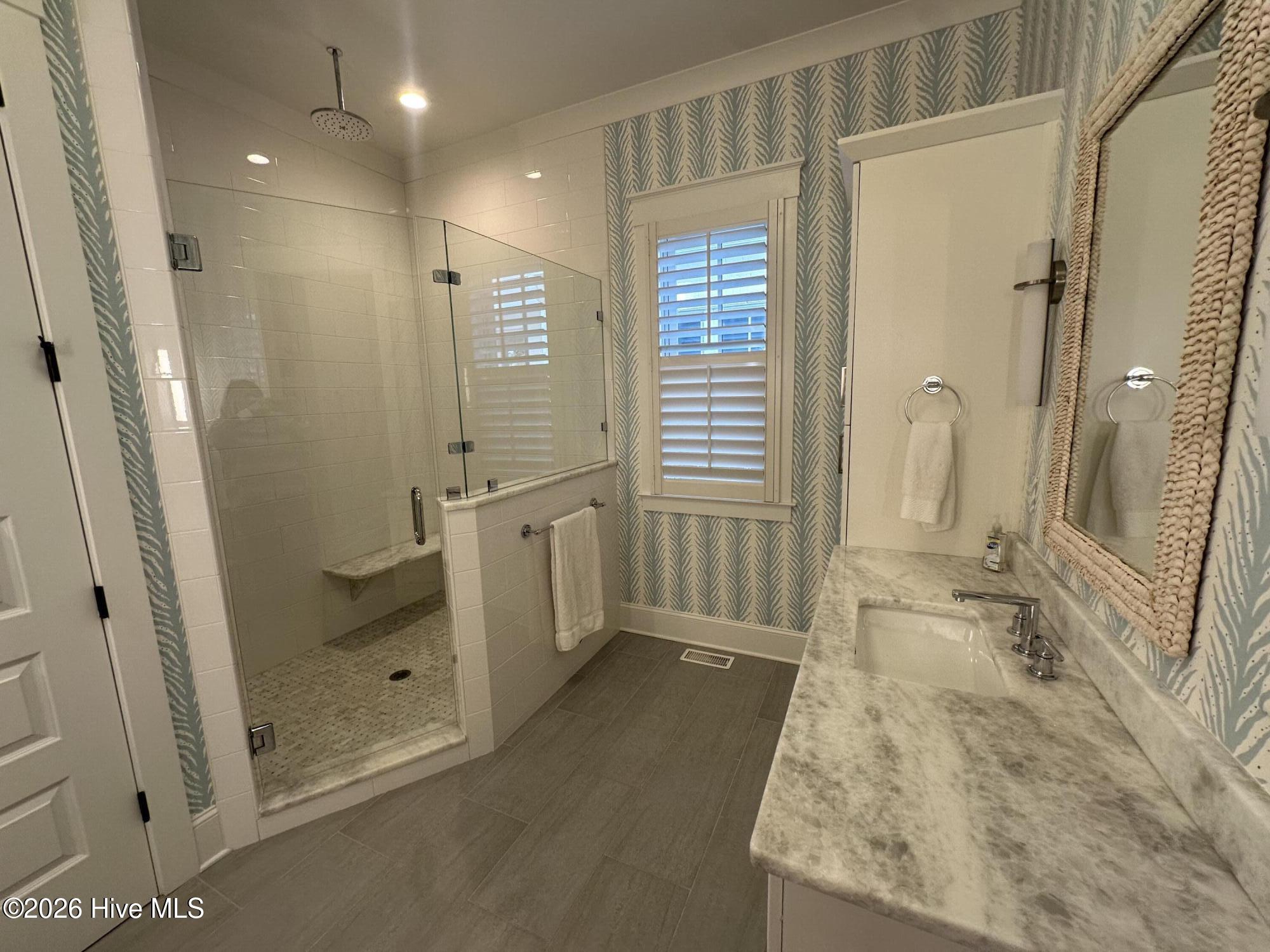 100562108 | Photo 13