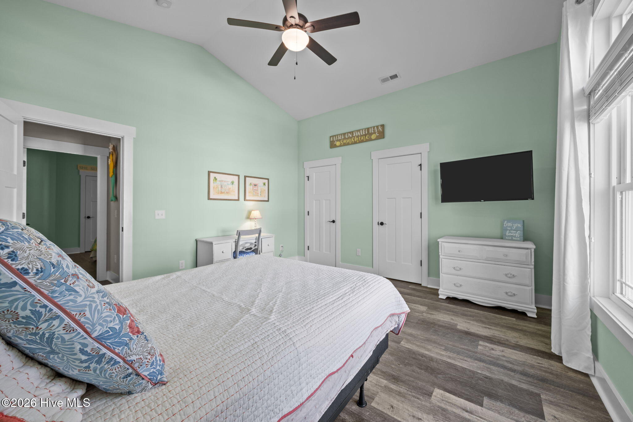 100548443 | Photo 30