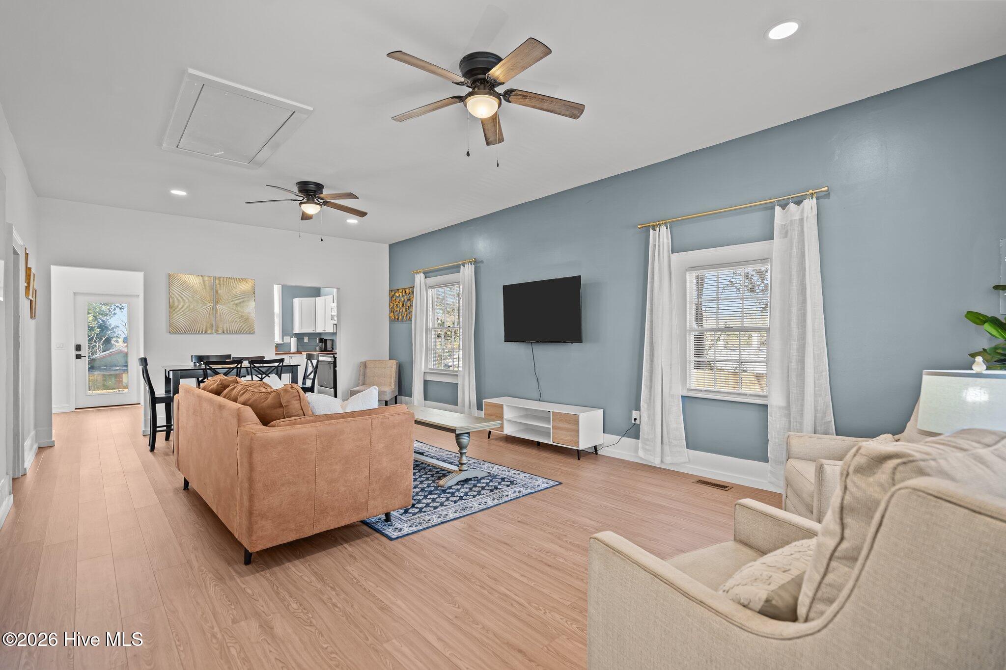 100550595 | Photo 11