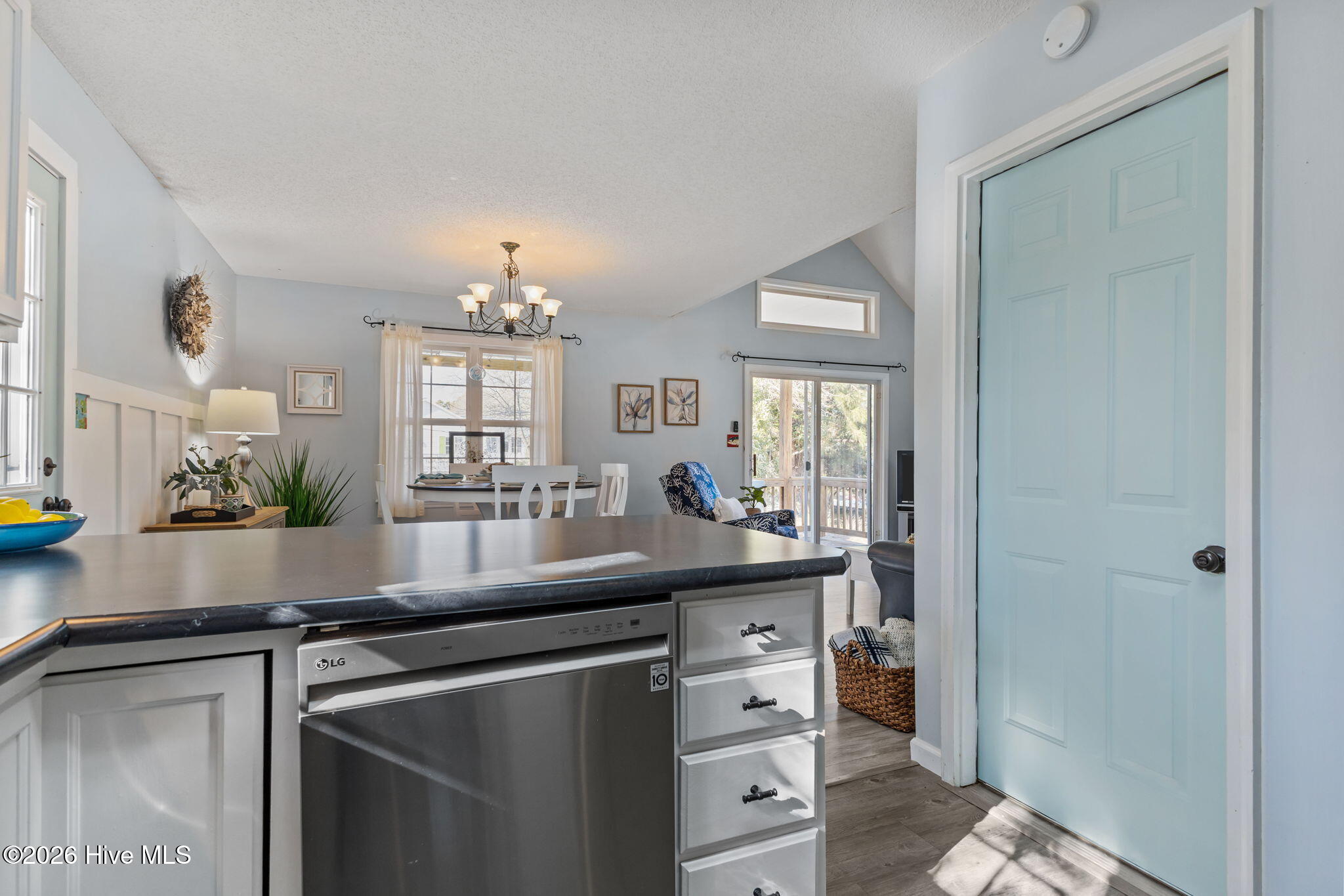 100561446 | Photo 13