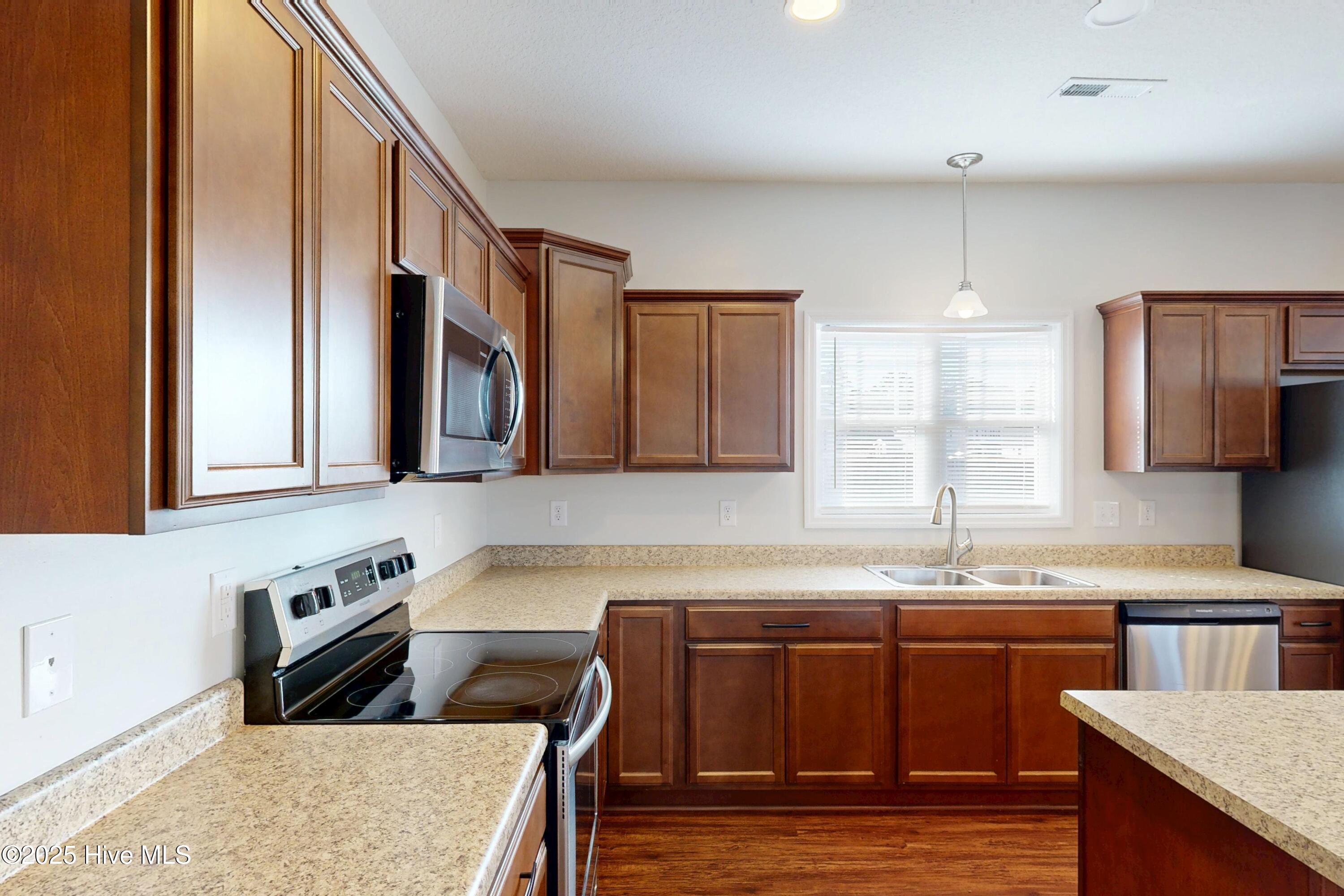 100545262 | Photo 16