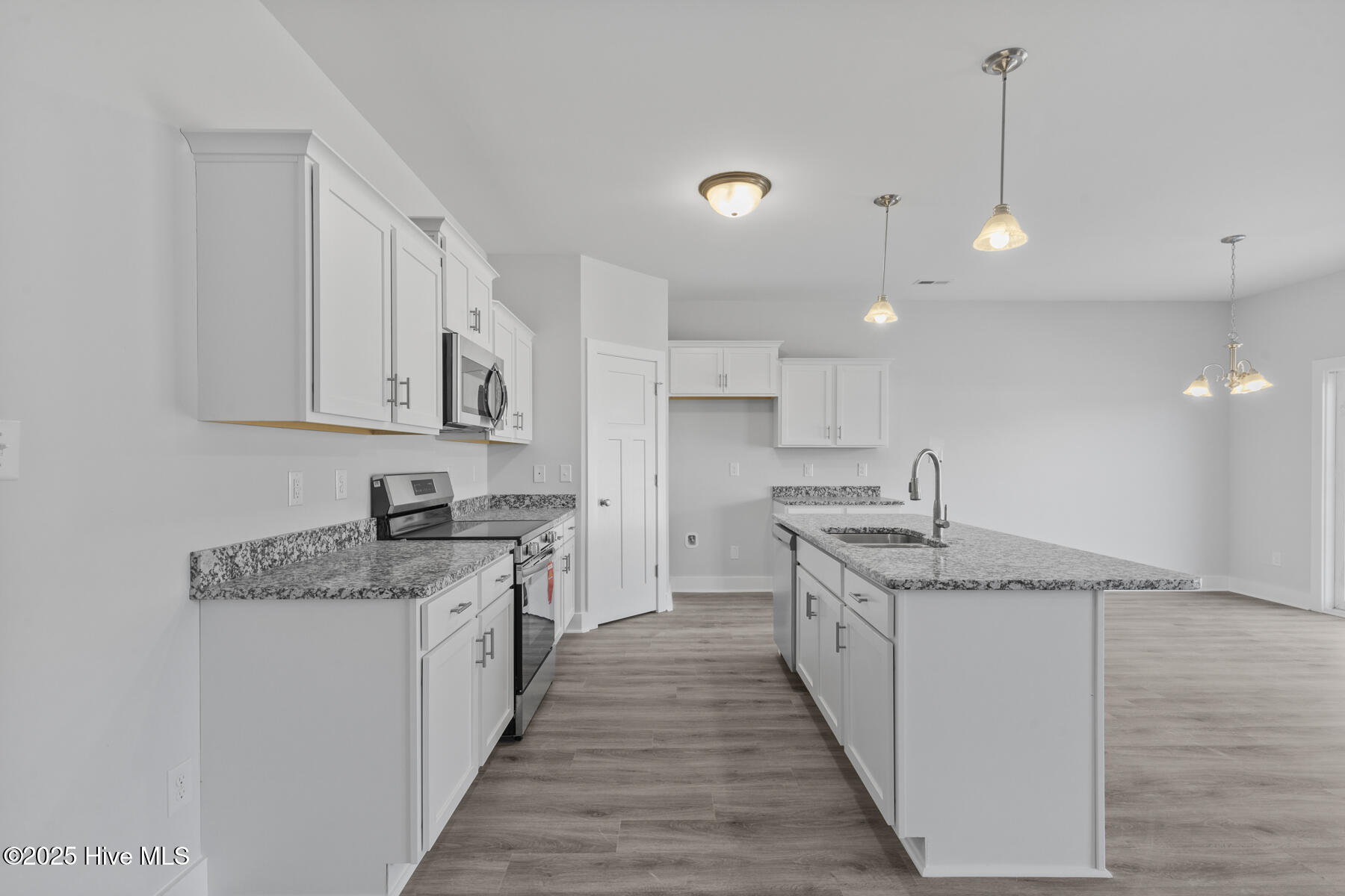 100540175 | Photo 12