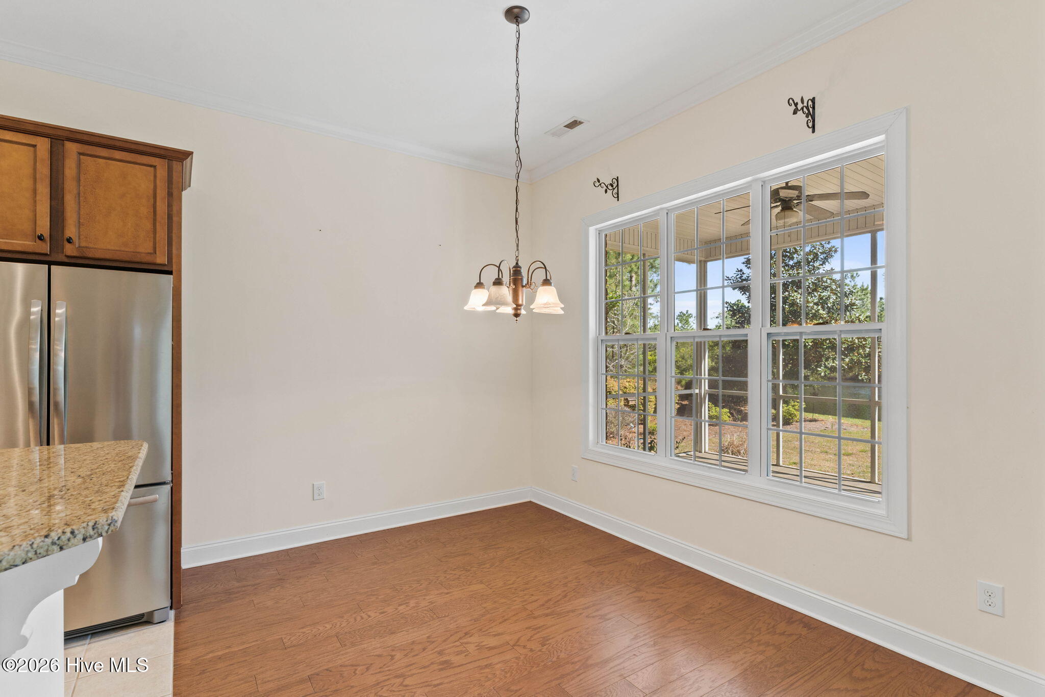 100568005 | Photo 12