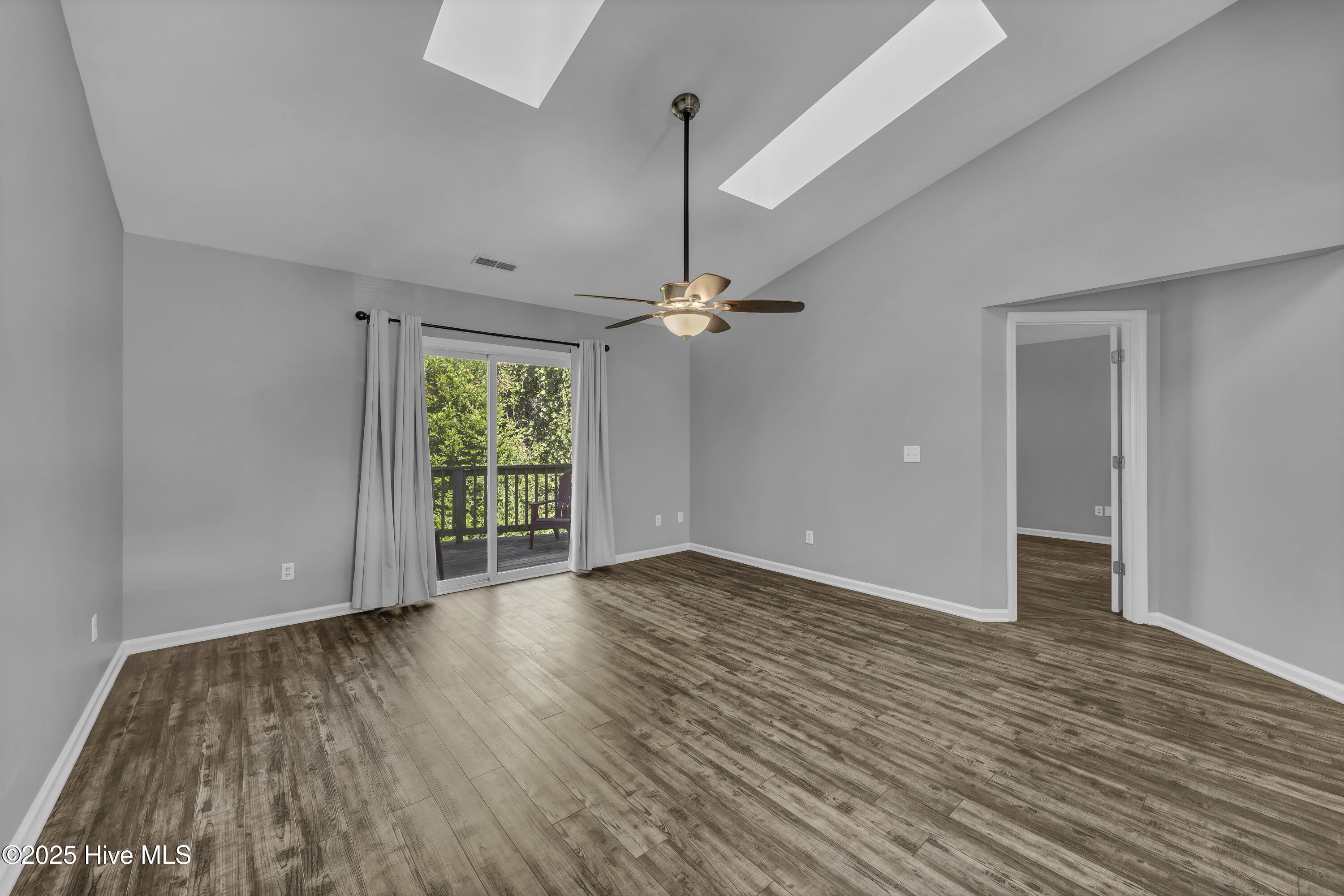 100541290 | Photo 13