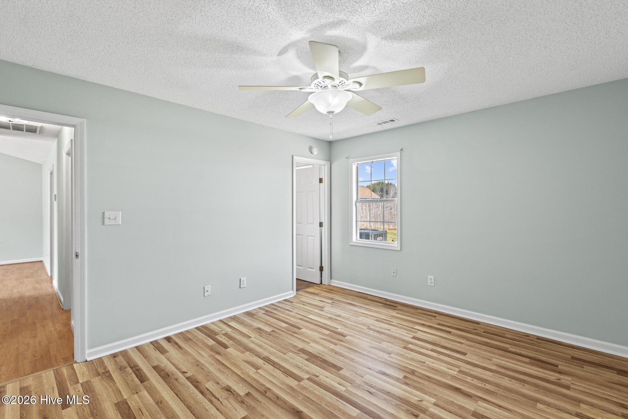 100558461 | Photo 25