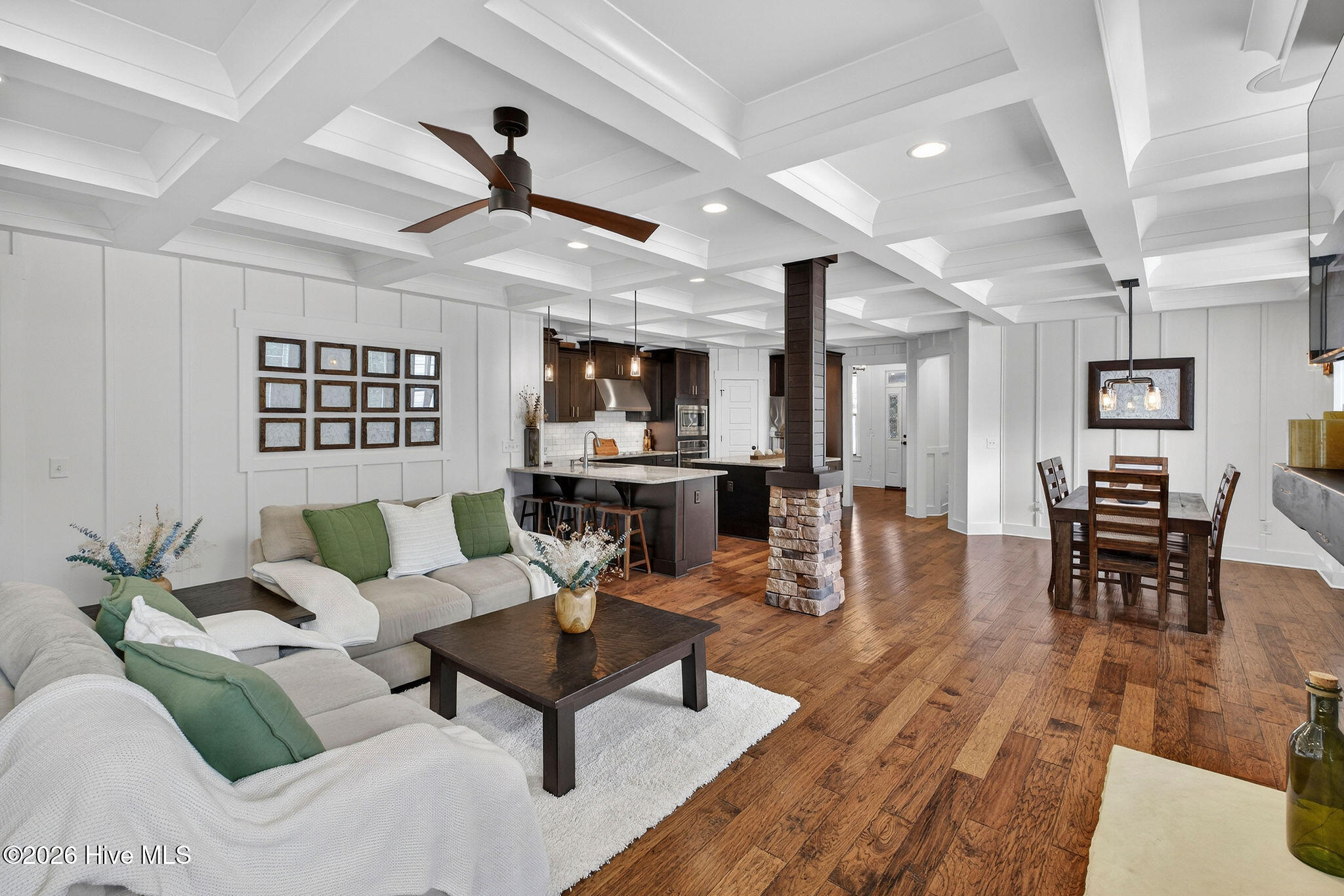 100561102 | Photo 18