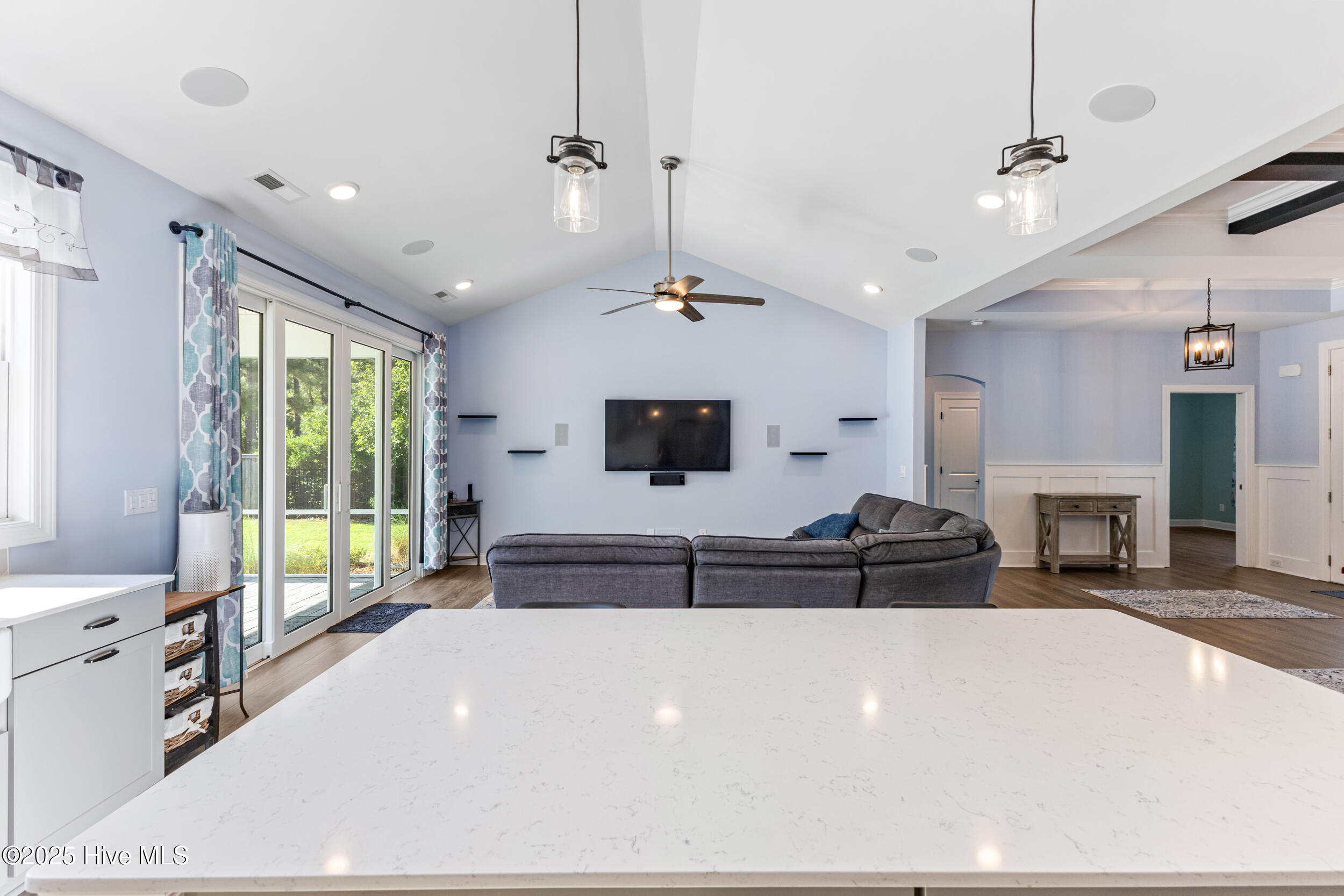 100520337 | Photo 14