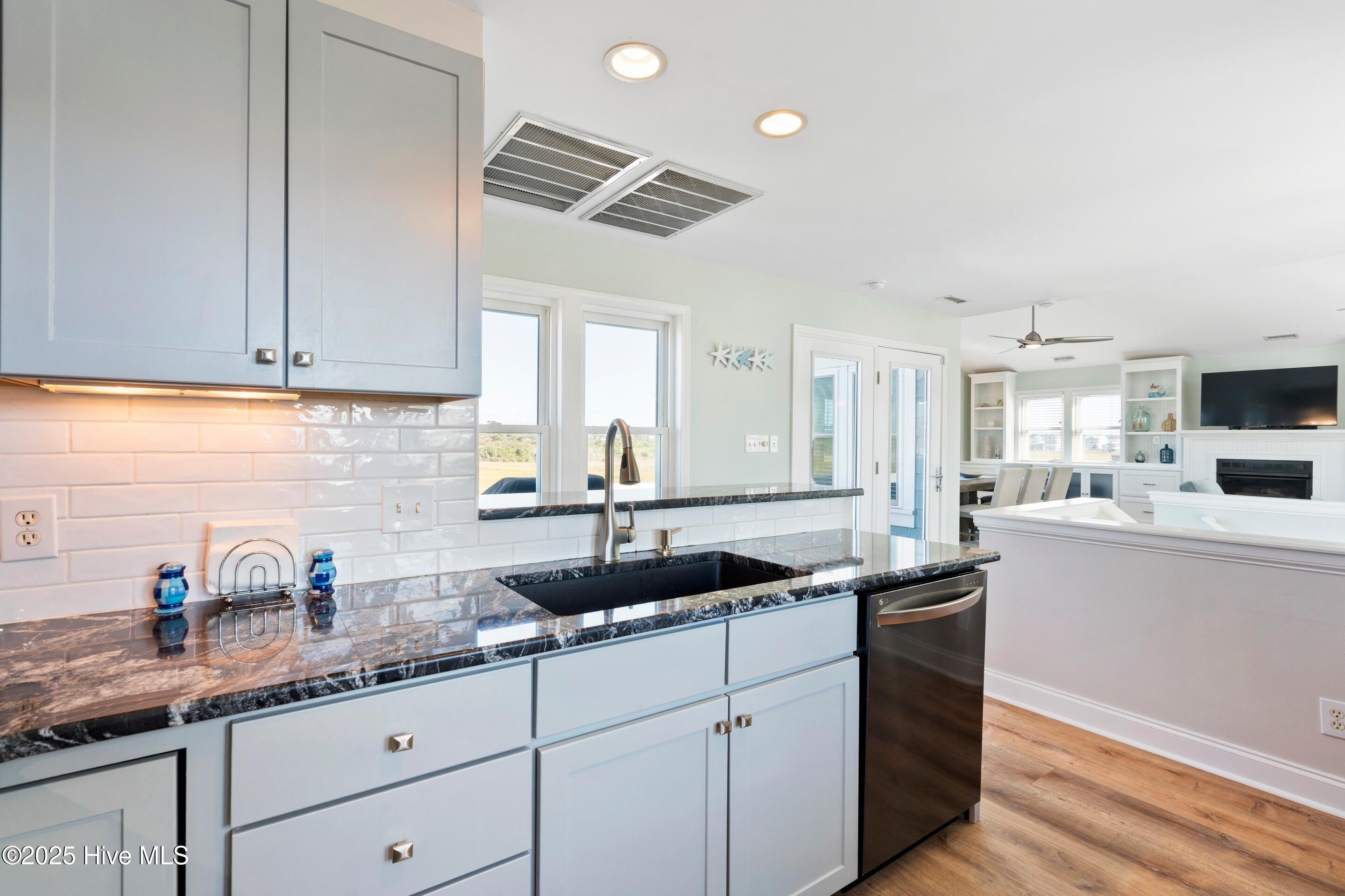 100536770 | Photo 15