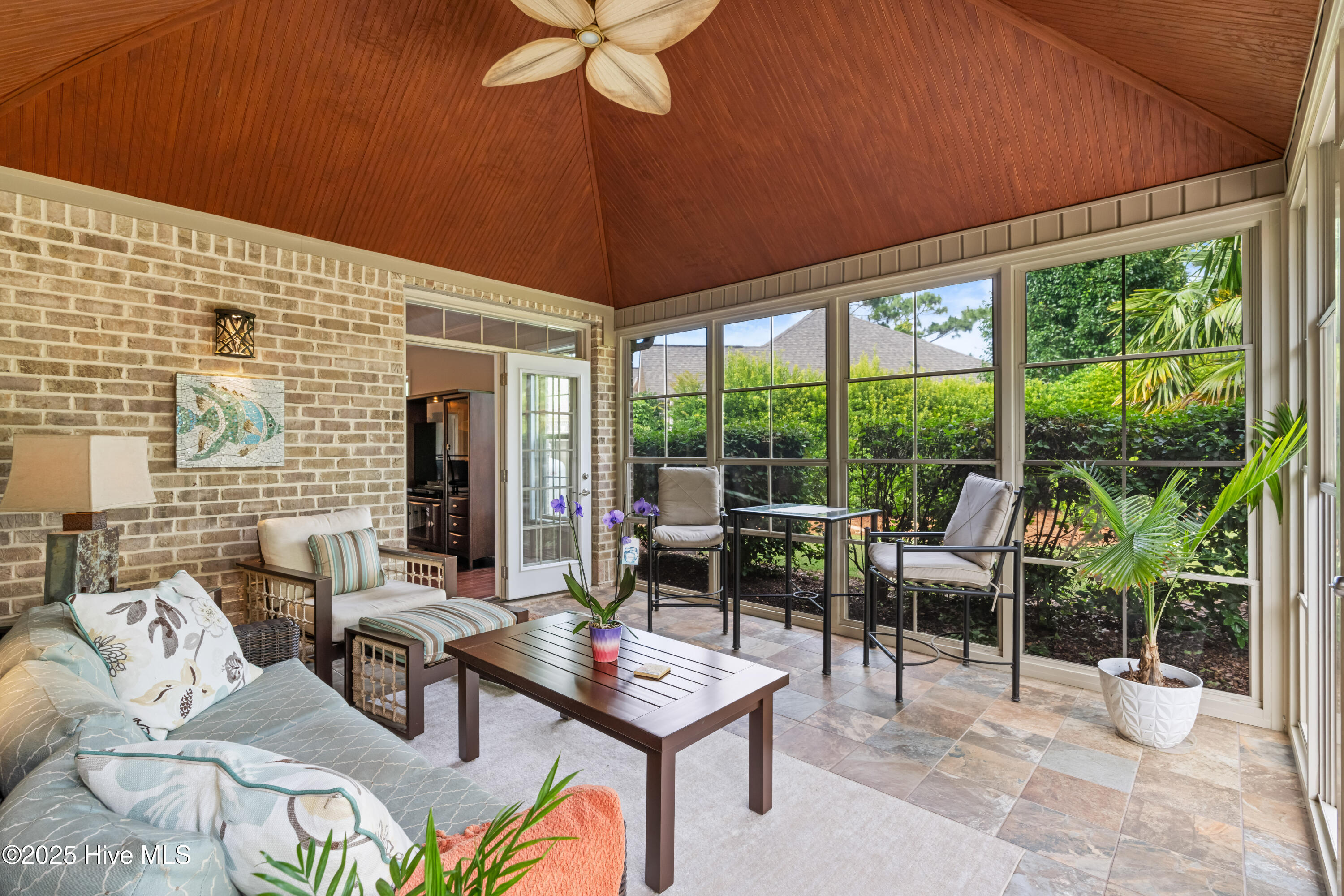 100510416 | Photo 10