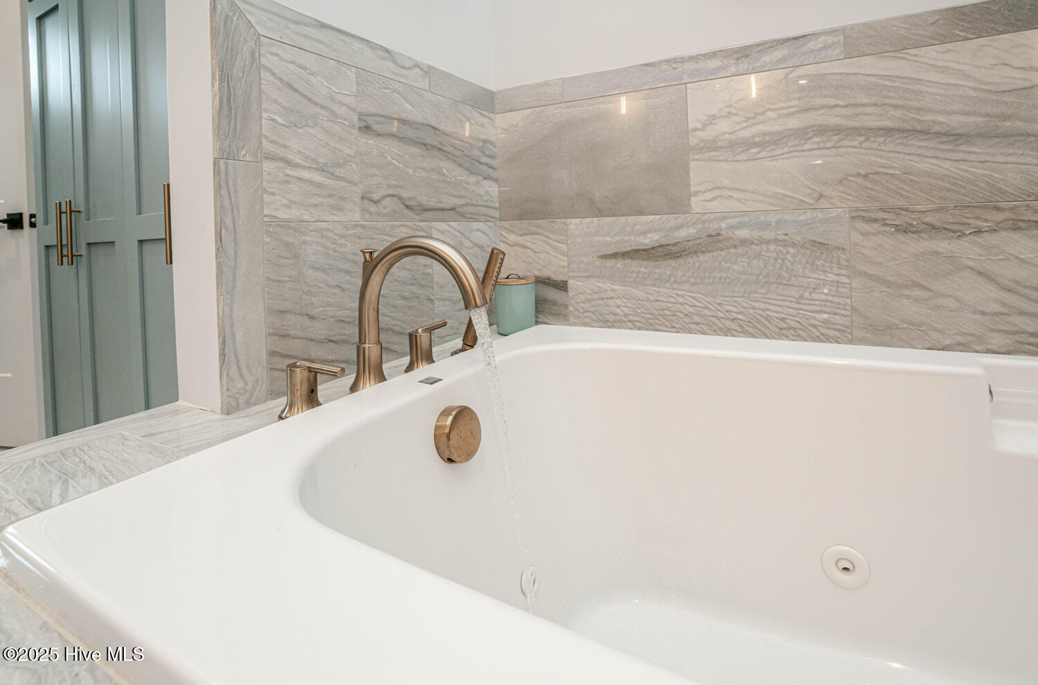 100547698 | Photo 34