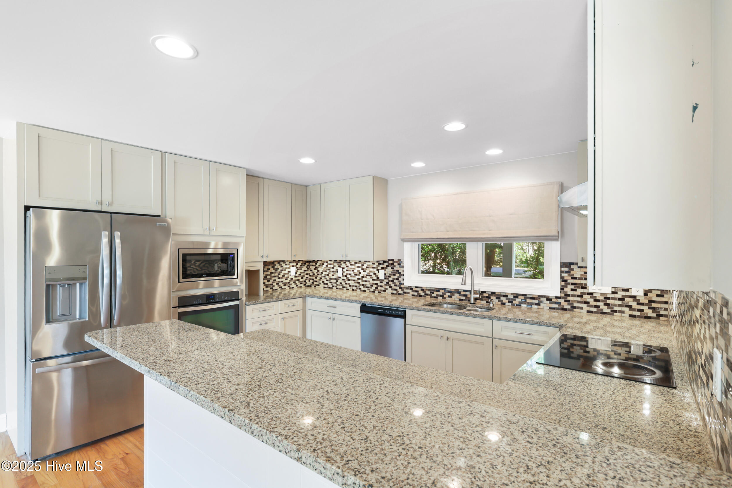 100542075 | Photo 24