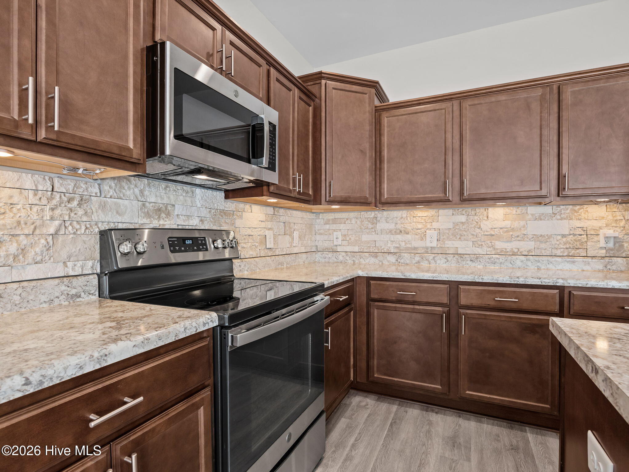 100565324 | Photo 11