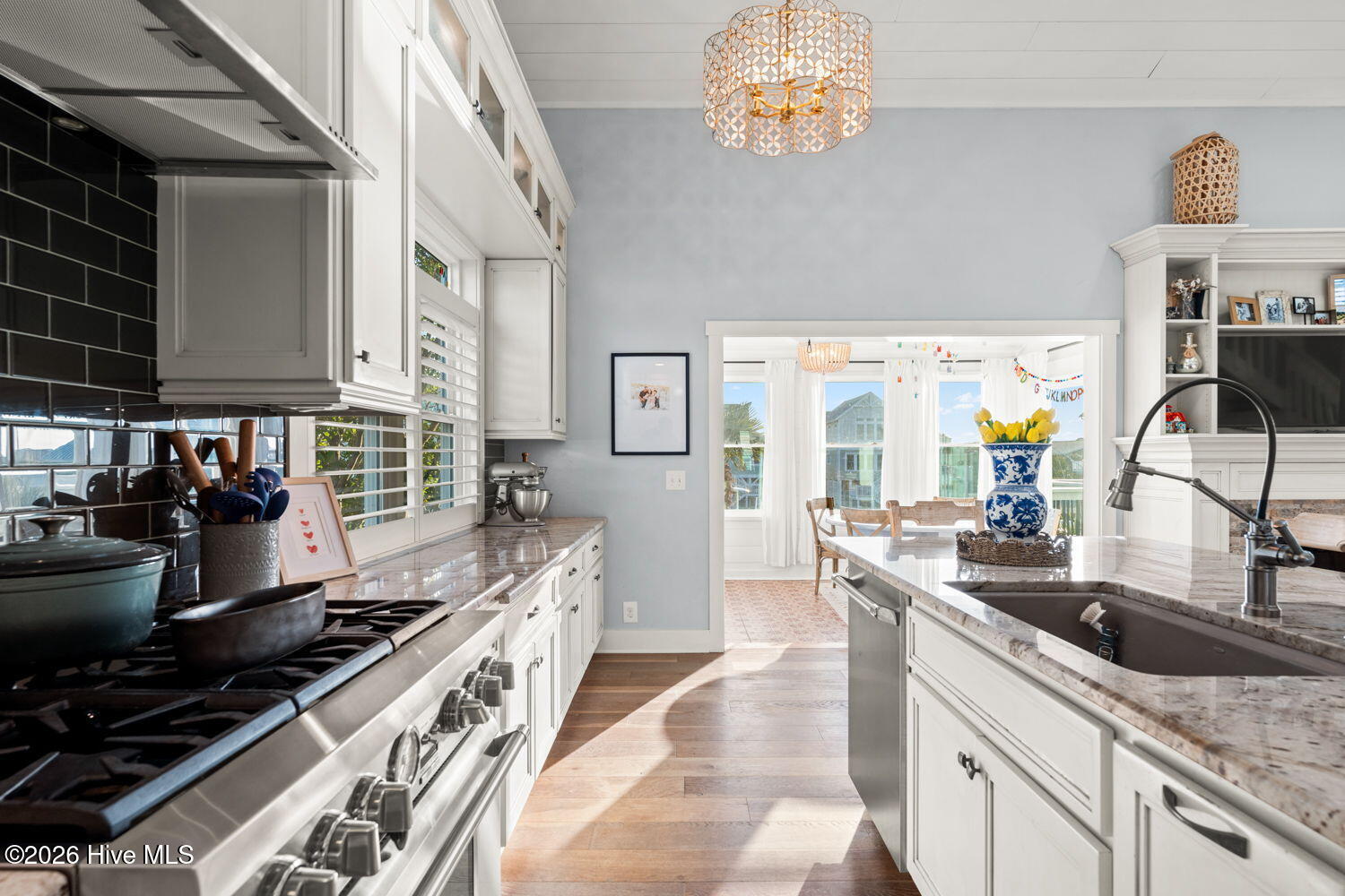 100569670 | Photo 11