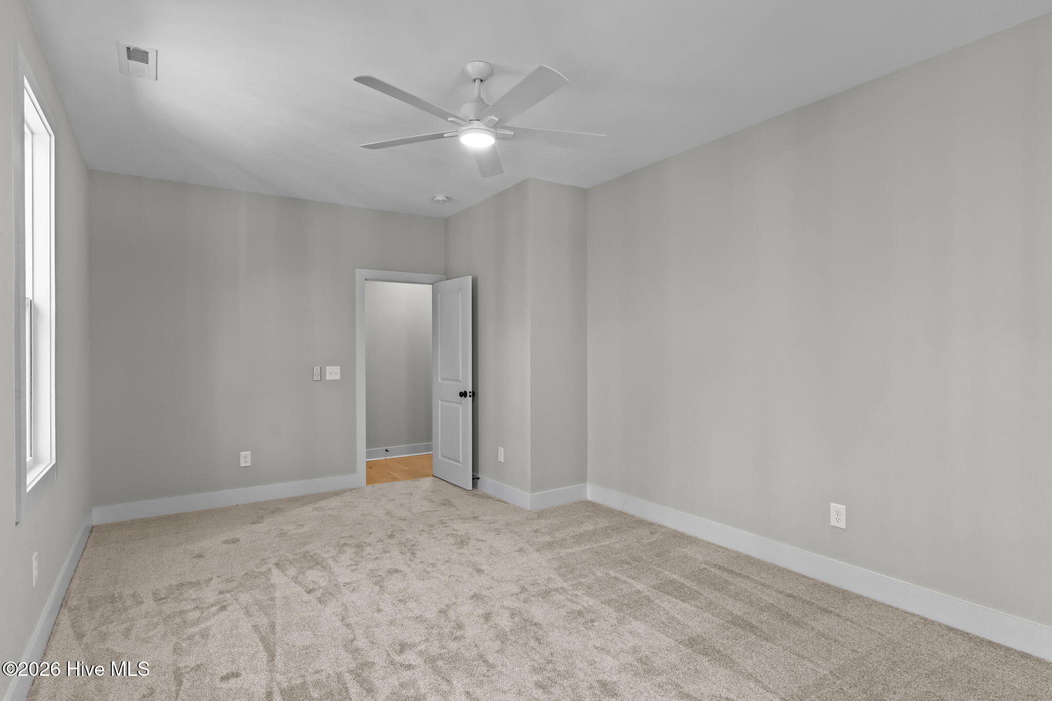 100548925 | Photo 35